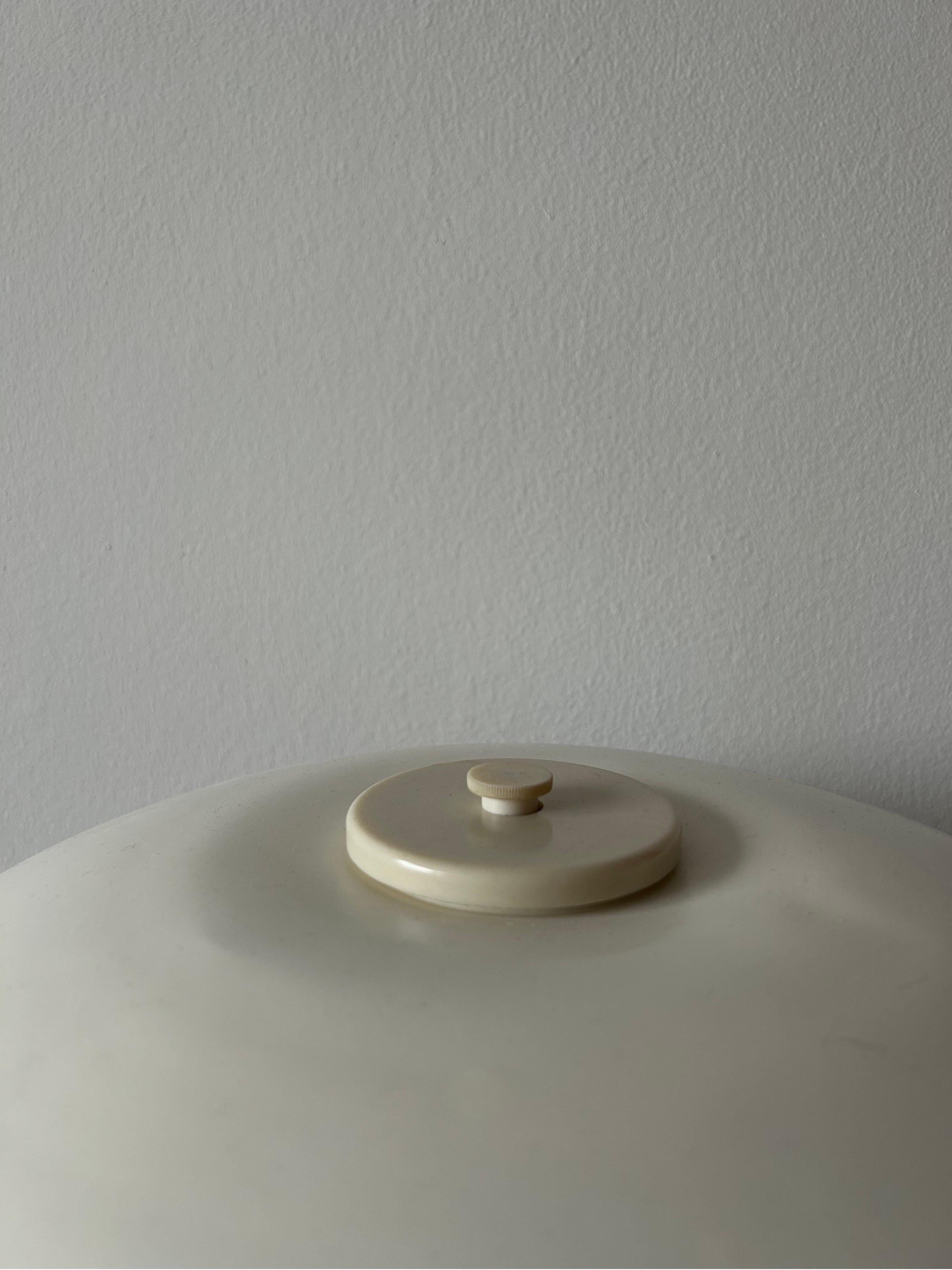 Milieu du XXe siècle Lampe de table Poul Henningsen modèle 3/2, 5 fabriquée par Louis Poulsen années 1940  en vente