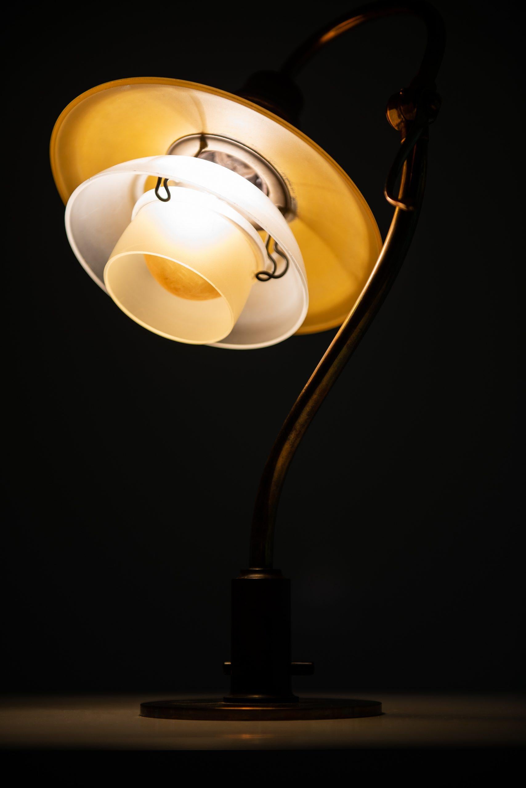 Poul Henningsen Table Lamp Model PH-2/2 Produced by Louis Poulsen in Denmark For Sale 2