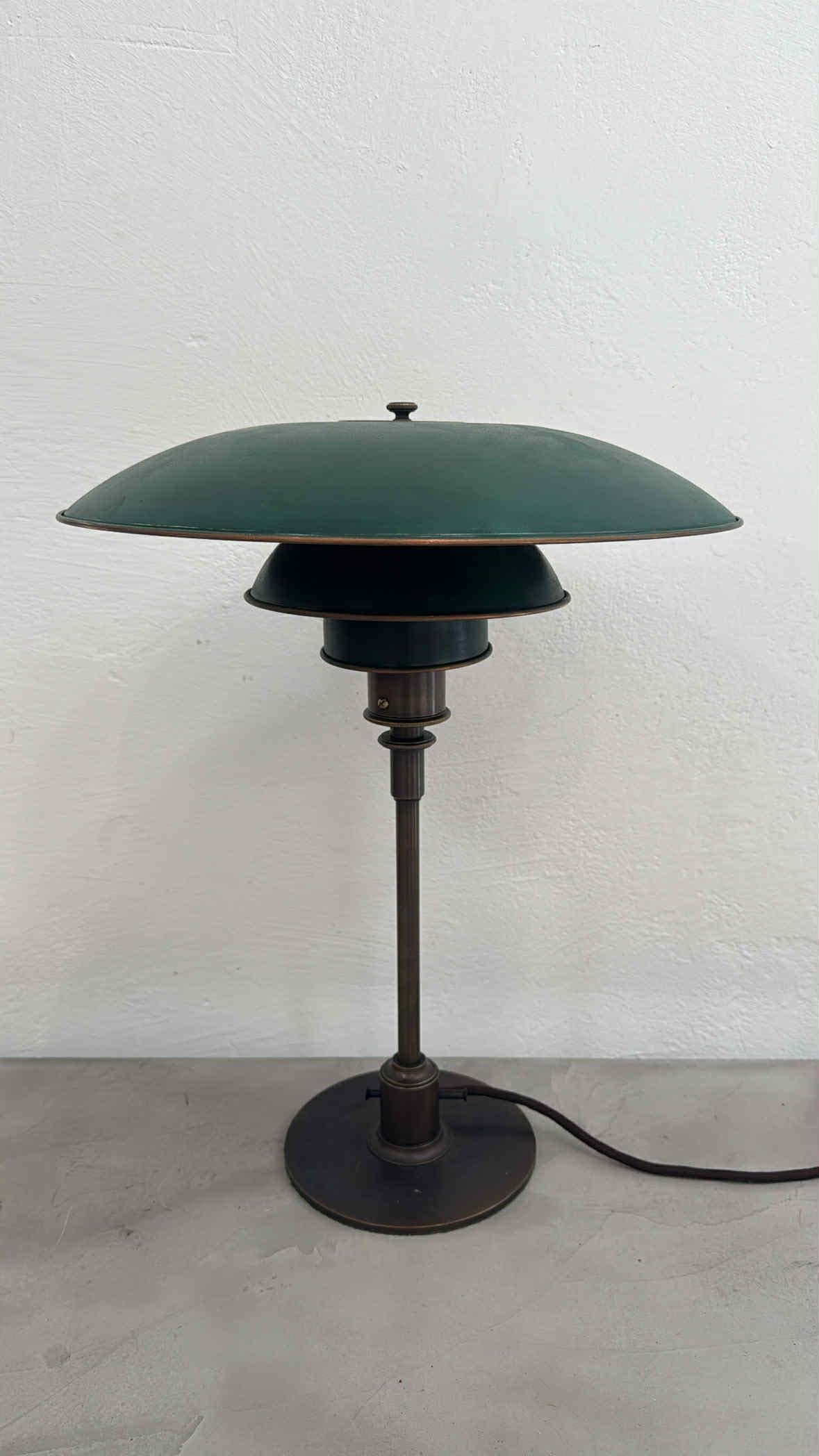 POUL HENNINGSEN (Dänemark, 1894 - 1967).u2028Tischlampe PH 4/3 pat appl, 1927.u2028Schirme aus vergoldetem Messing und Kupfer.u2028Weist Gebrauchsspuren und leichte Abnutzung auf der Rückseite des großen Lampenschirms auf.u2028Kupferne