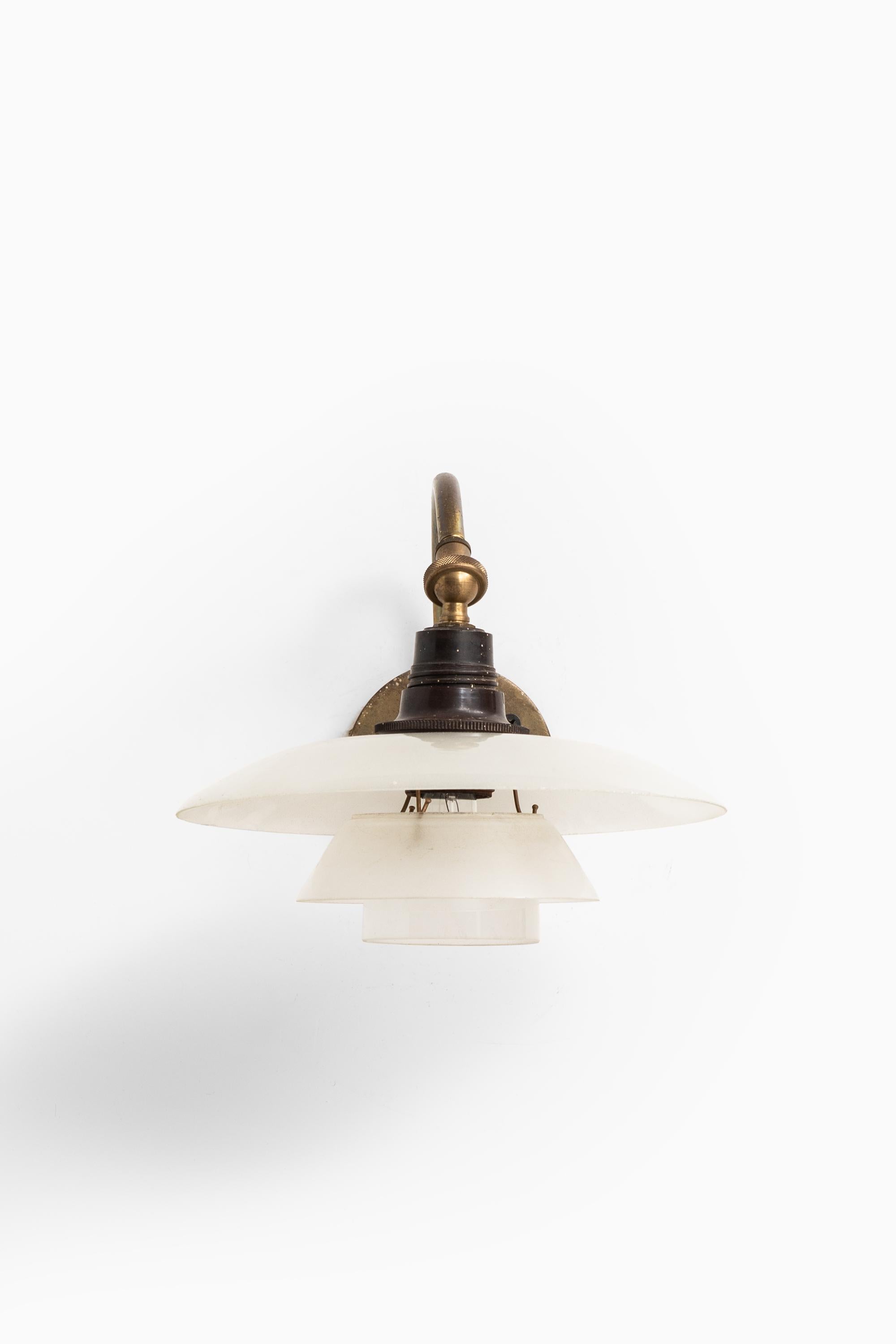 Rara lampada da parete modello PH-1/1 disegnata da Poul Henningsen. Prodotto da Louis Poulsen in Danimarca.