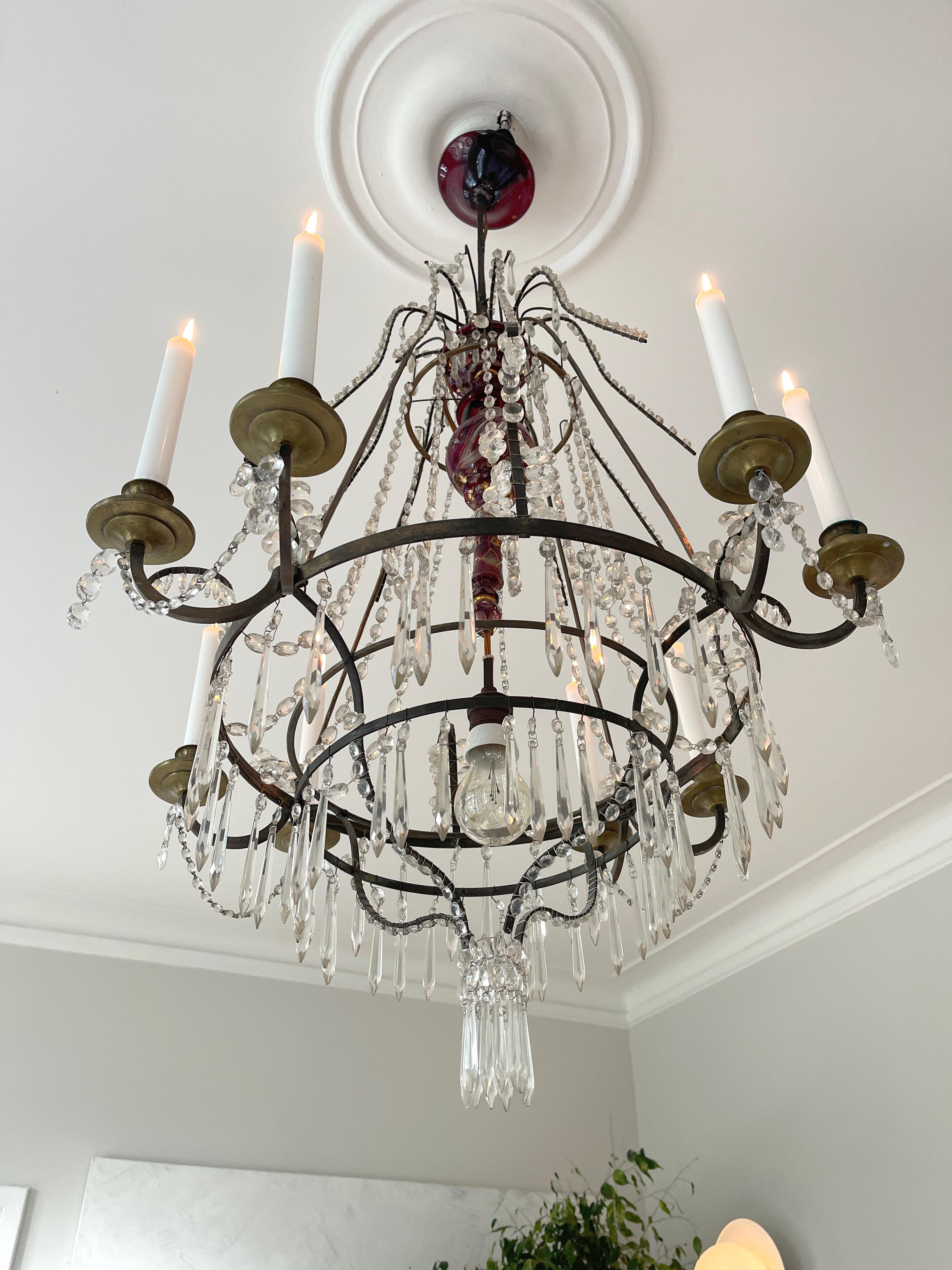 LE PREMIER LUSTRE DE POUL HENNINGSEN

En 1915, Poul Henningsen se voit confier la tâche d'architecte pour la rénovation d'une villa située sur Frederiksberg Allé, où la première lampe PH a été installée.

Poul Henningsen décrivit lui-même le lustre