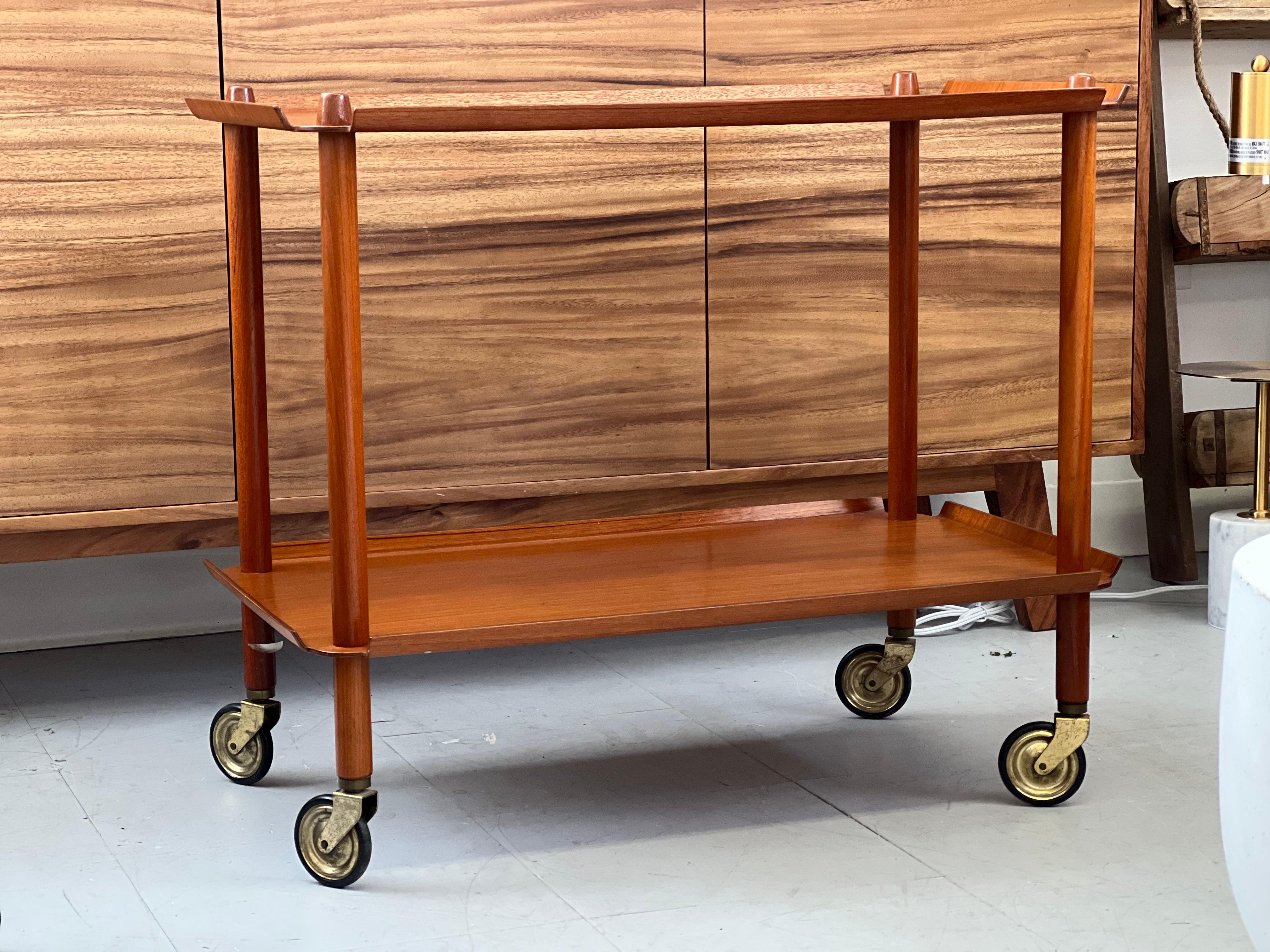 Milieu du XXe siècle Poul Hundevad 1960s Mid-Century Modern Teak Bar serving cart en vente