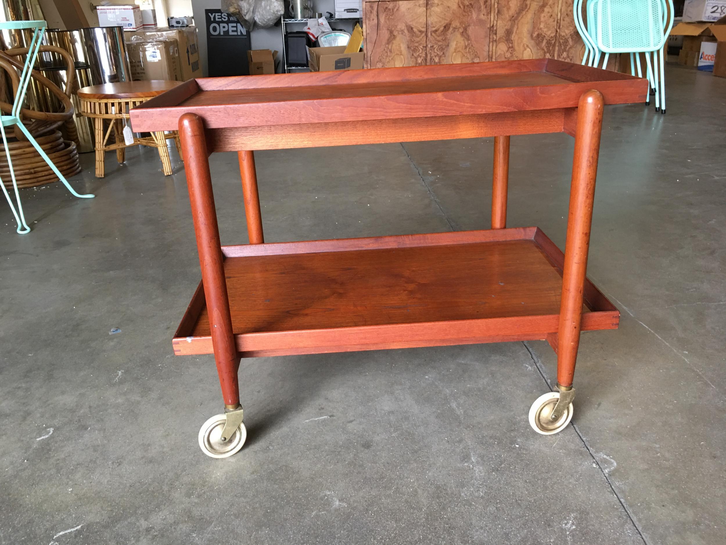 North American Poul Hundevad Attributed Danish Modern Expanding Rolling Bar Cart For Sale