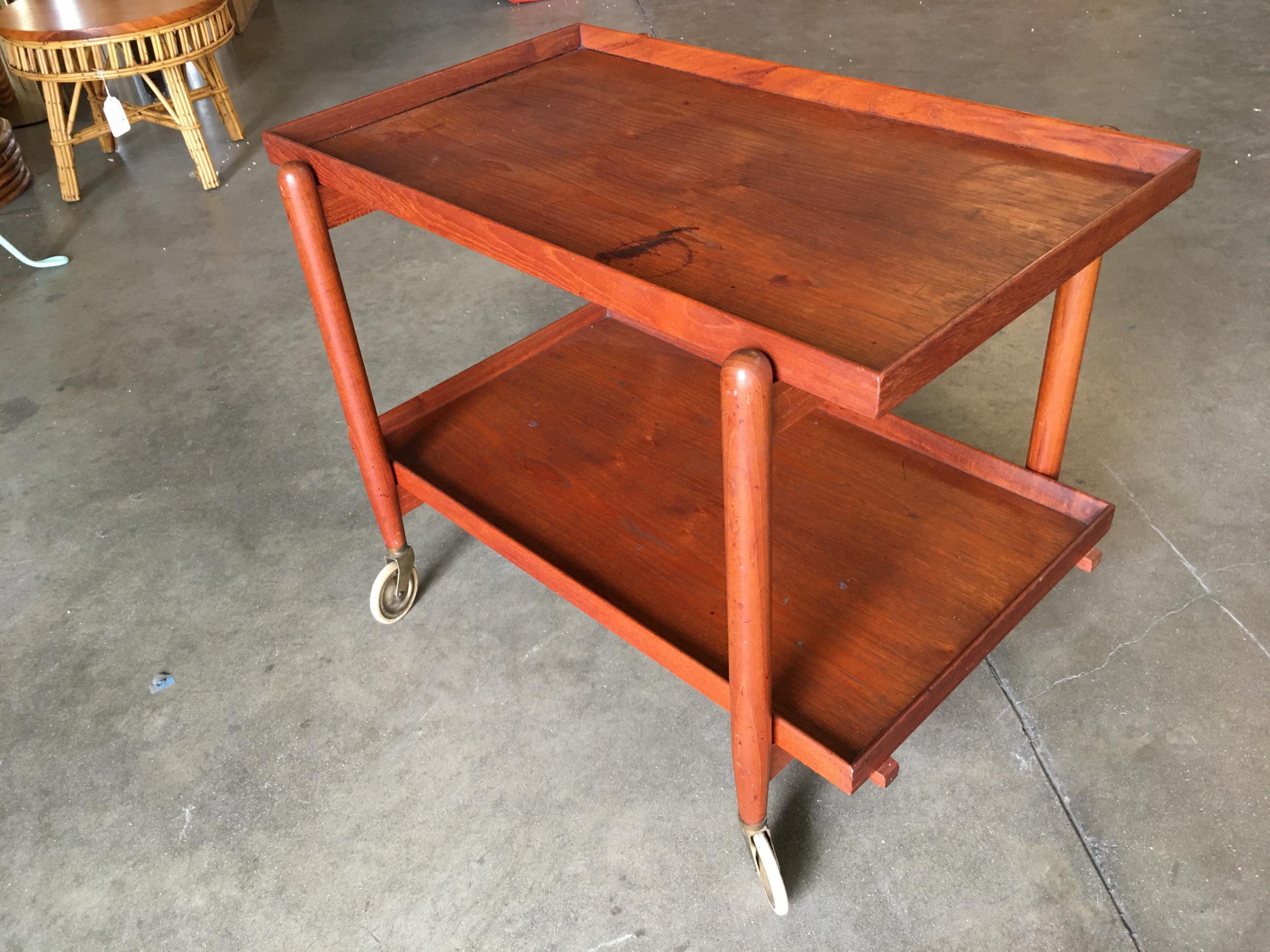 Poul Hundevad Attributed Danish Modern Expanding Rolling Bar Cart In Excellent Condition For Sale In Van Nuys, CA