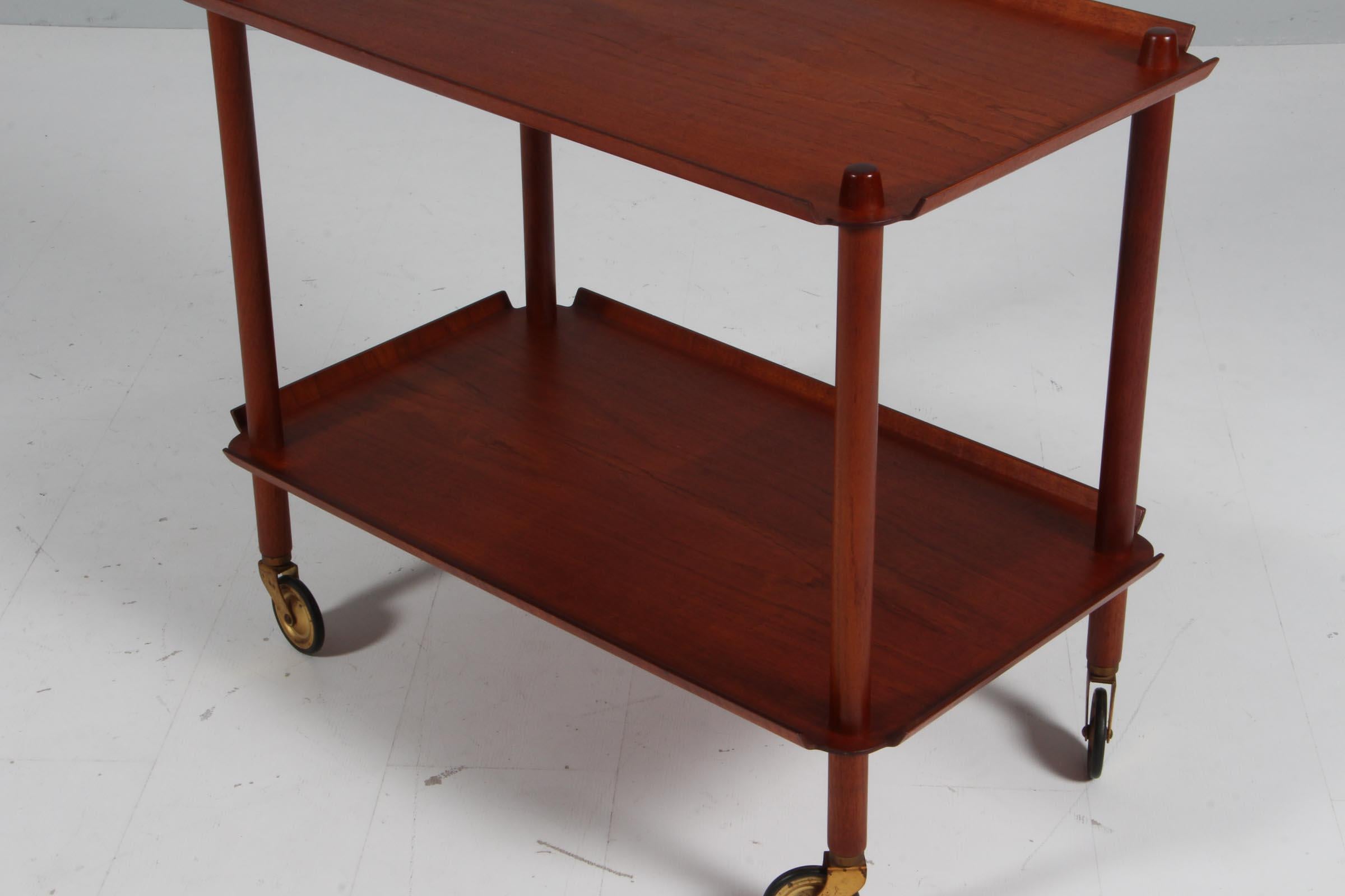 Danish Poul Hundevad bar cart in partly solid teak, 1960's Denmark. For Sale