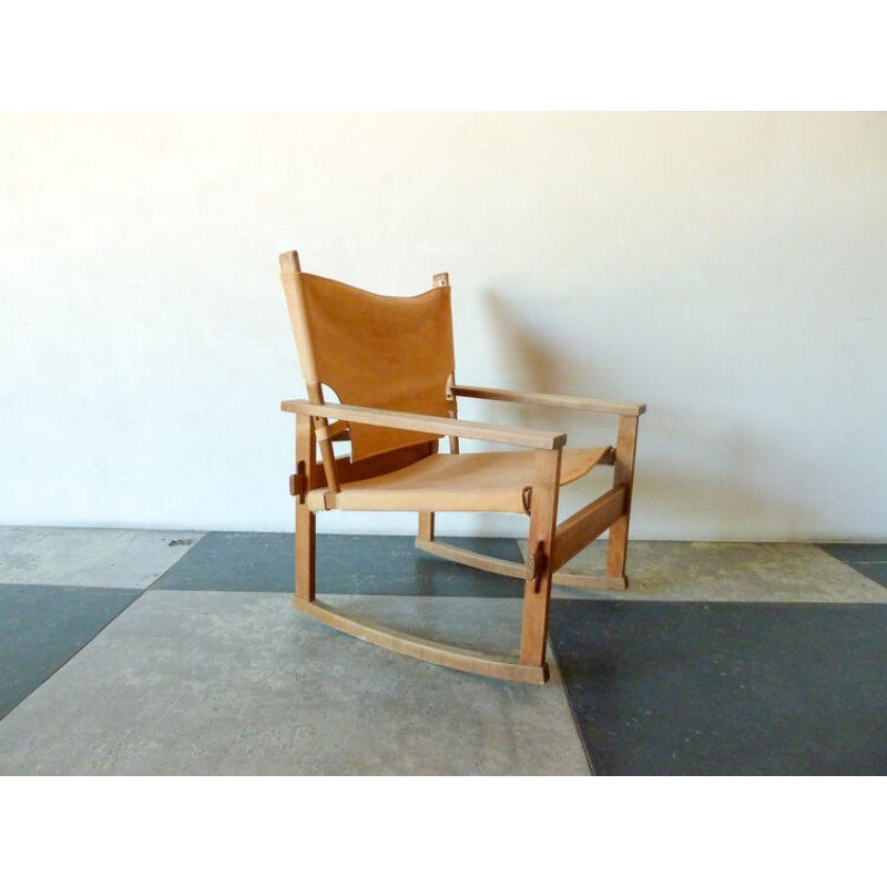 Rare fauteuil à bascule conçu par Poul Hundevad, fabriqué par Poul Hundevad Vamdrup, au Danemark, dans les années 1950-1960. La chaise est fabriquée en chêne et en cuir patiné cognac.

Dimensions : 24 