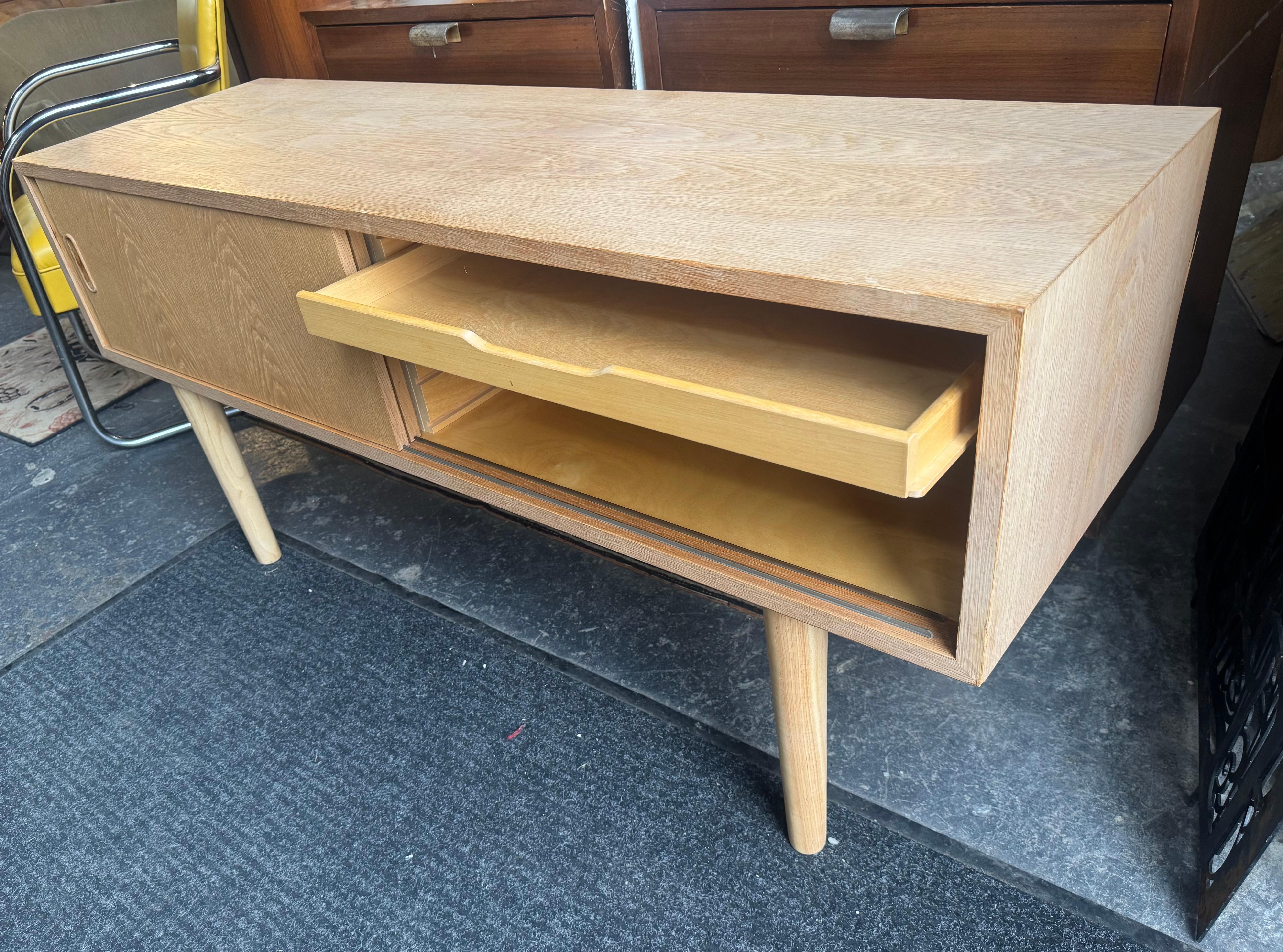 Dieses schlichte, modernistische Sideboard wurde in Dänemark aus europäischer Weißeiche gefertigt und präsentiert zeitloses skandinavisches Design mit japandischer Sensibilität. Die warmen Eichentöne und die fein eingelegten Griffe verleihen dem