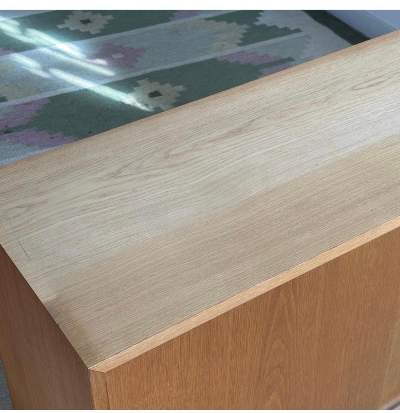 Poul Hundevad Kompaktes Europäisches Weißes Eichen Sideboard / Schrank / Dänemark (Moderne der Mitte des Jahrhunderts) im Angebot