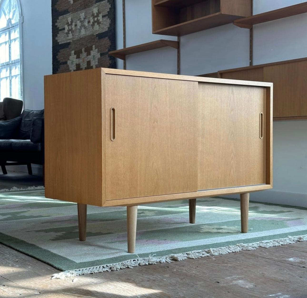 Poul Hundevad Kompaktes Europäisches Weißes Eichen Sideboard / Schrank / Dänemark (Dänisch) im Angebot
