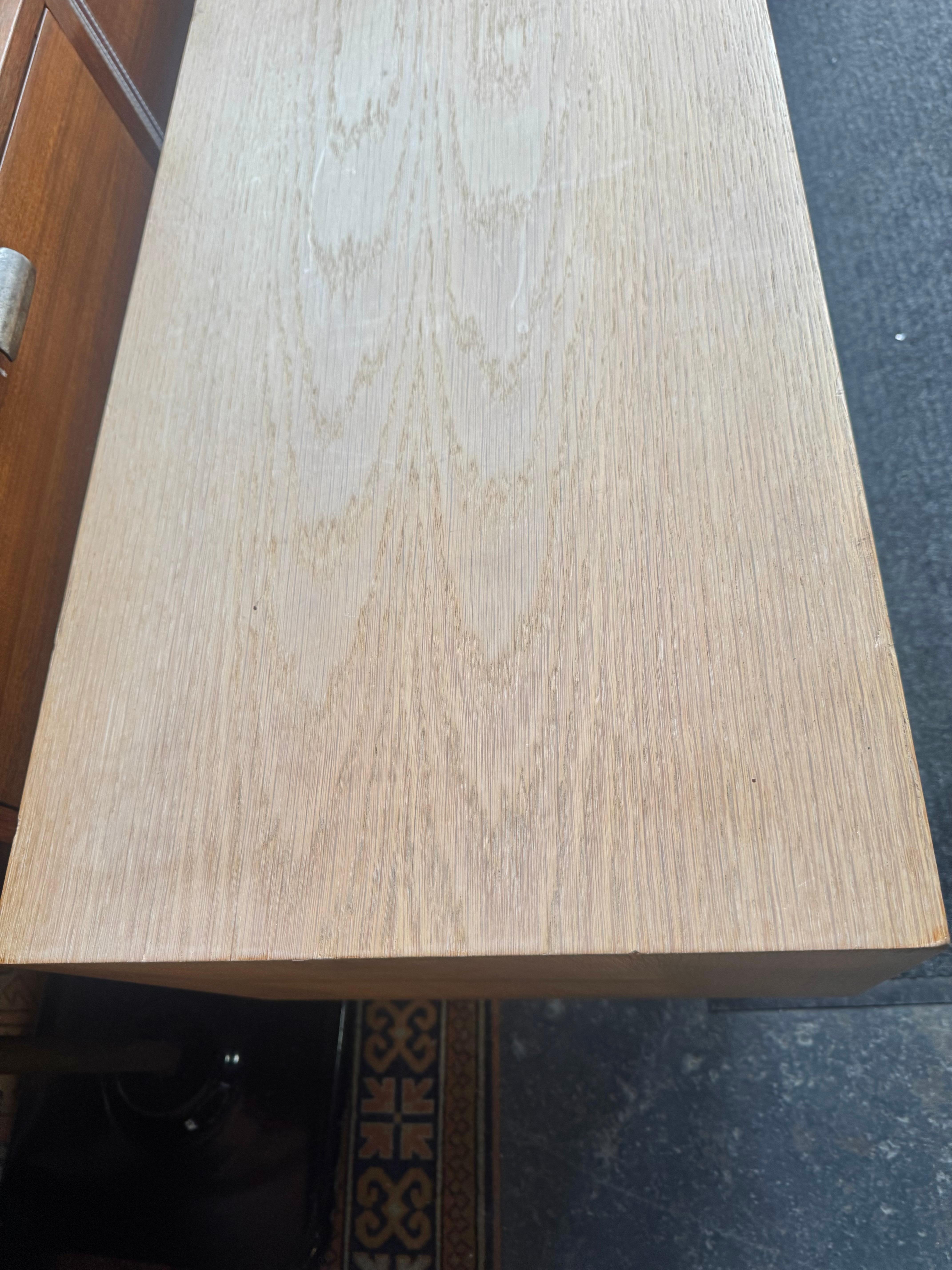 Poul Hundevad Kompaktes Europäisches Weißes Eichen Sideboard / Schrank / Dänemark (Handgefertigt) im Angebot