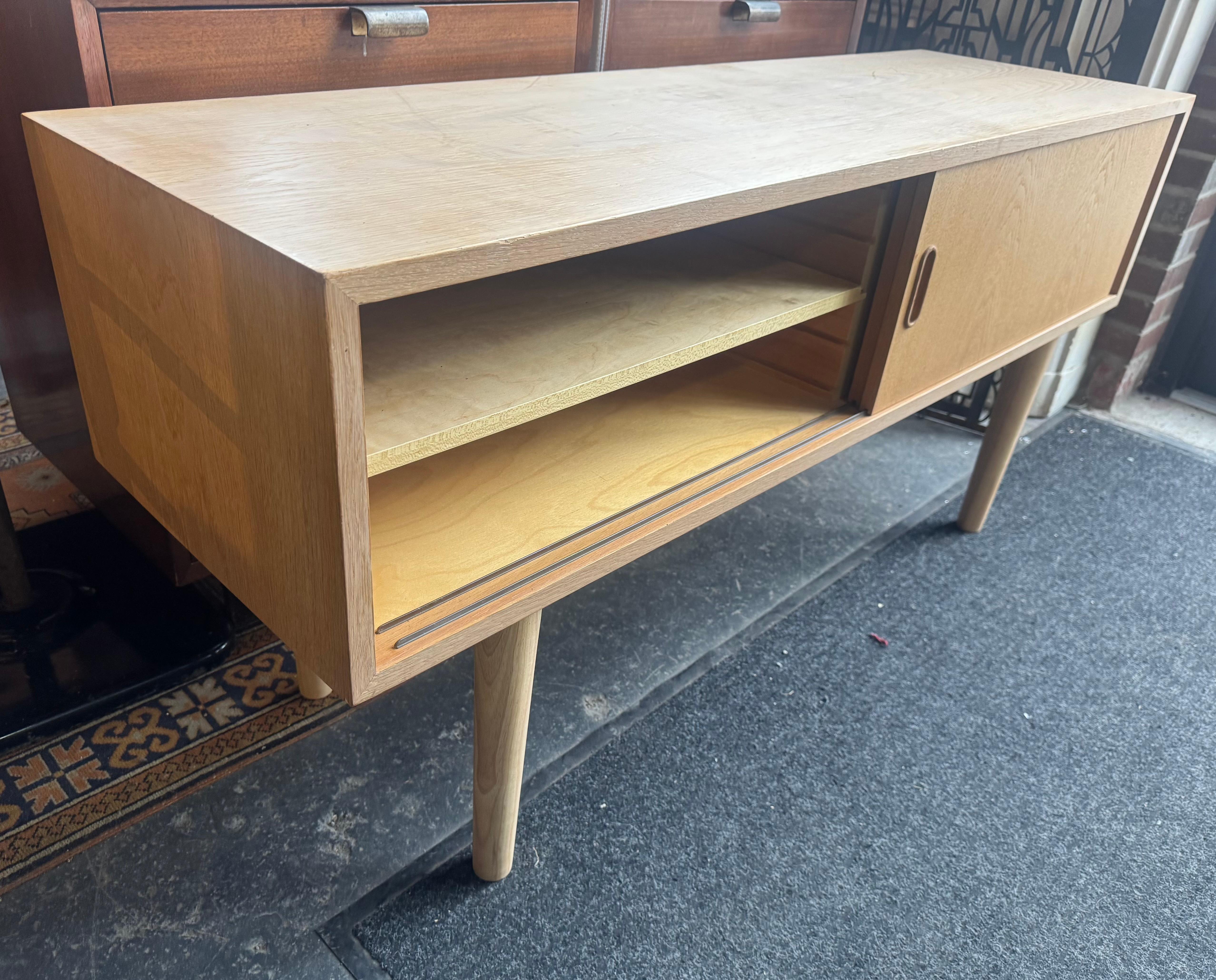 Poul Hundevad Kompaktes Europäisches Weißes Eichen Sideboard / Schrank / Dänemark im Zustand „Gut“ im Angebot in Buffalo, NY