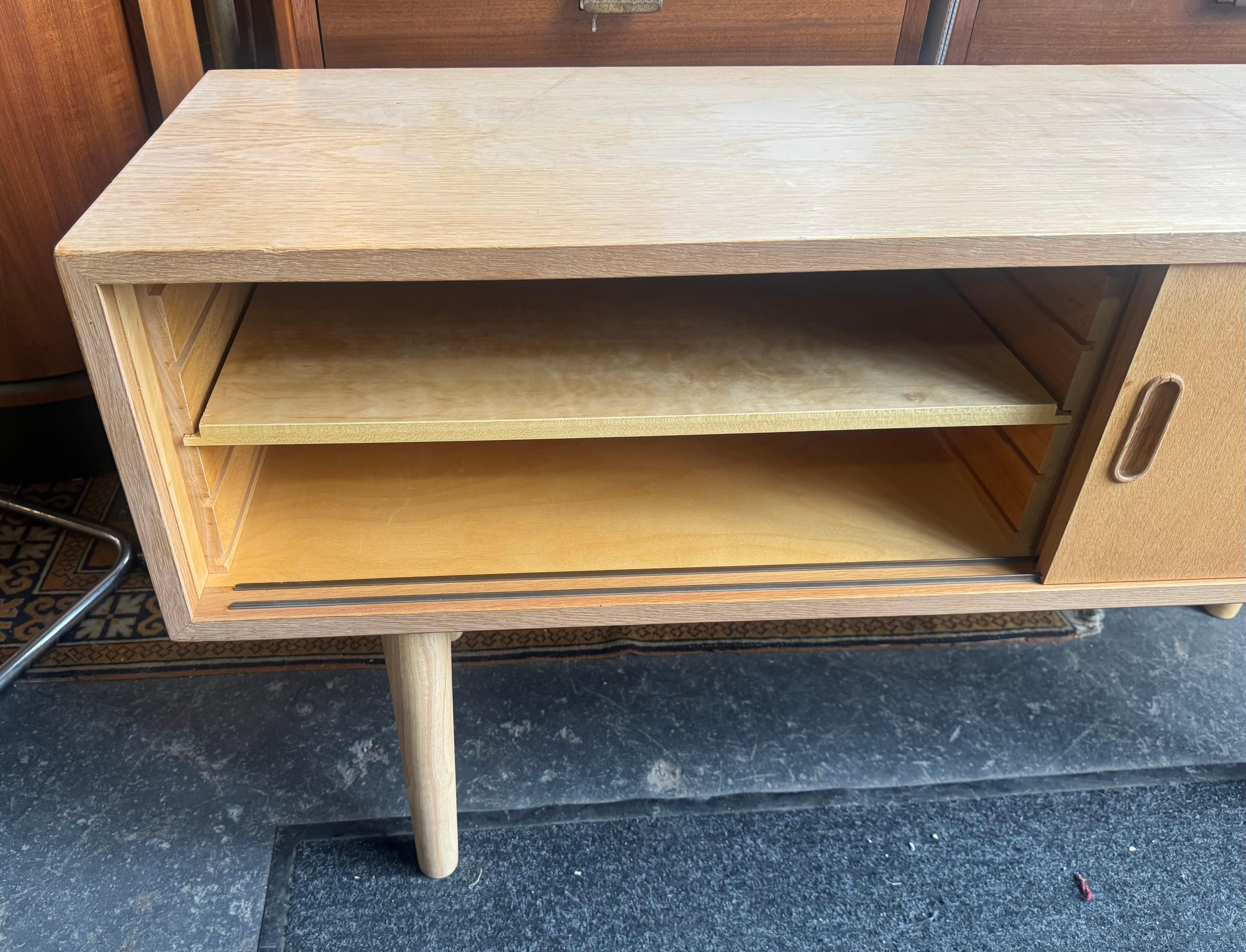 Poul Hundevad Kompaktes Europäisches Weißes Eichen Sideboard / Schrank / Dänemark (Mitte des 20. Jahrhunderts) im Angebot