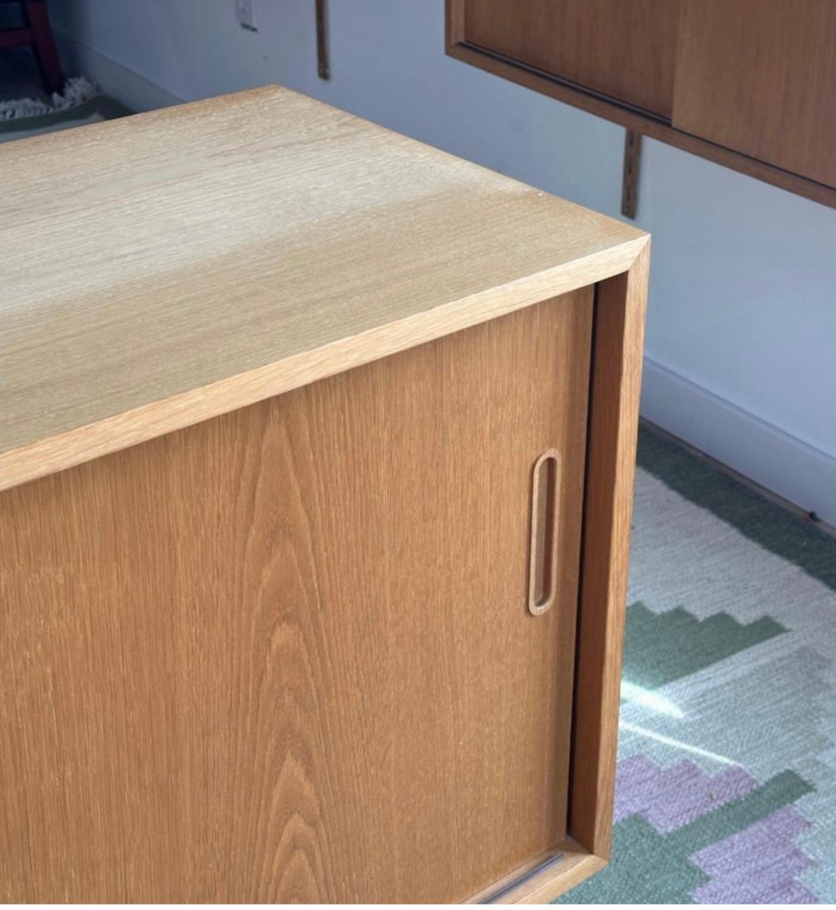 Poul Hundevad Kompaktes Europäisches Weißes Eichen Sideboard / Schrank / Dänemark (Eichenholz) im Angebot