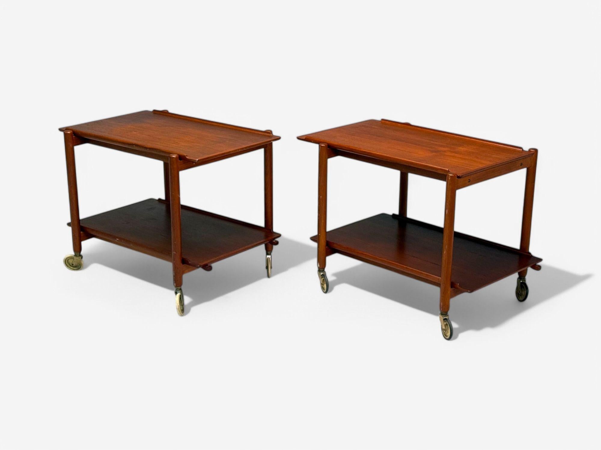 Poul Hundevad, Domus, Danish Mid-Century Modern, Teak, Expandable Serving Carts, Denmark, 1950s

Pair of expandable bar carts designed by Poul Hundevad for Domus in the middle of the 20th century in Denmark. Each example is expandable and sits on