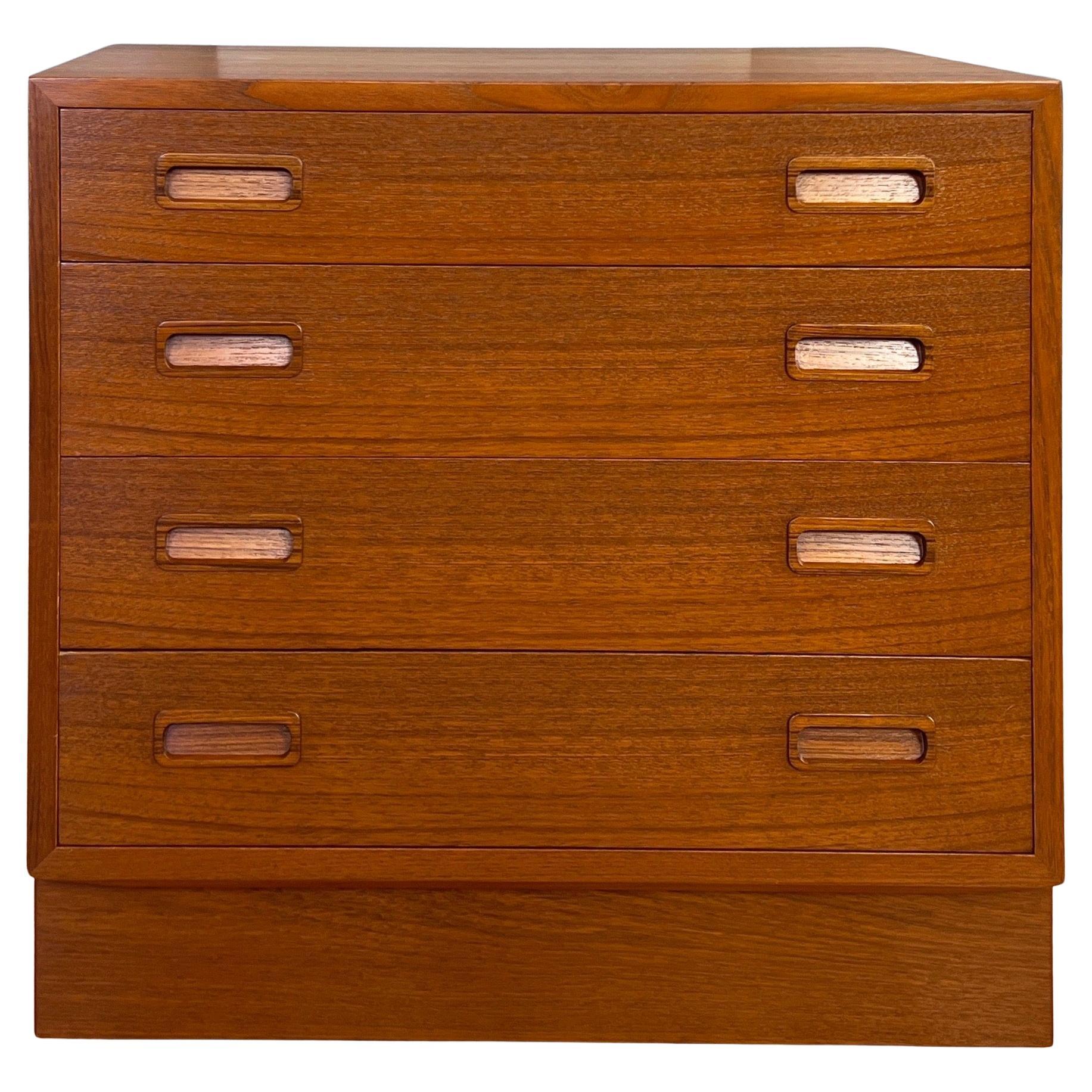 Poul Hundevad Danish Modern Teak Four-Drawer Chest of Drawers or Dresser, 1960s