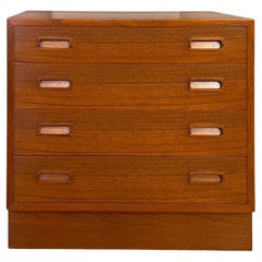 Poul Hundevad Danish Modern Teak Four-Drawer Chest of Drawers or Dresser, 1960s