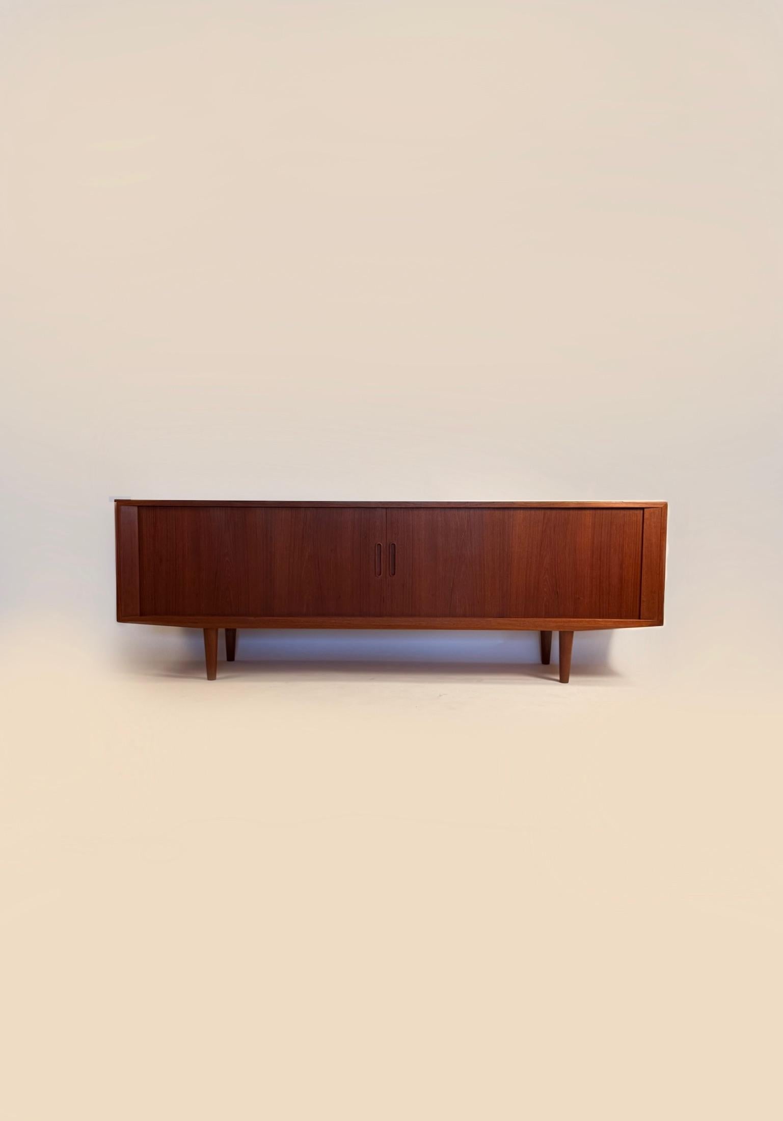 Credenza danesa de teca con puertas de persiana Poul Hundevad Escandinavo moderno en venta