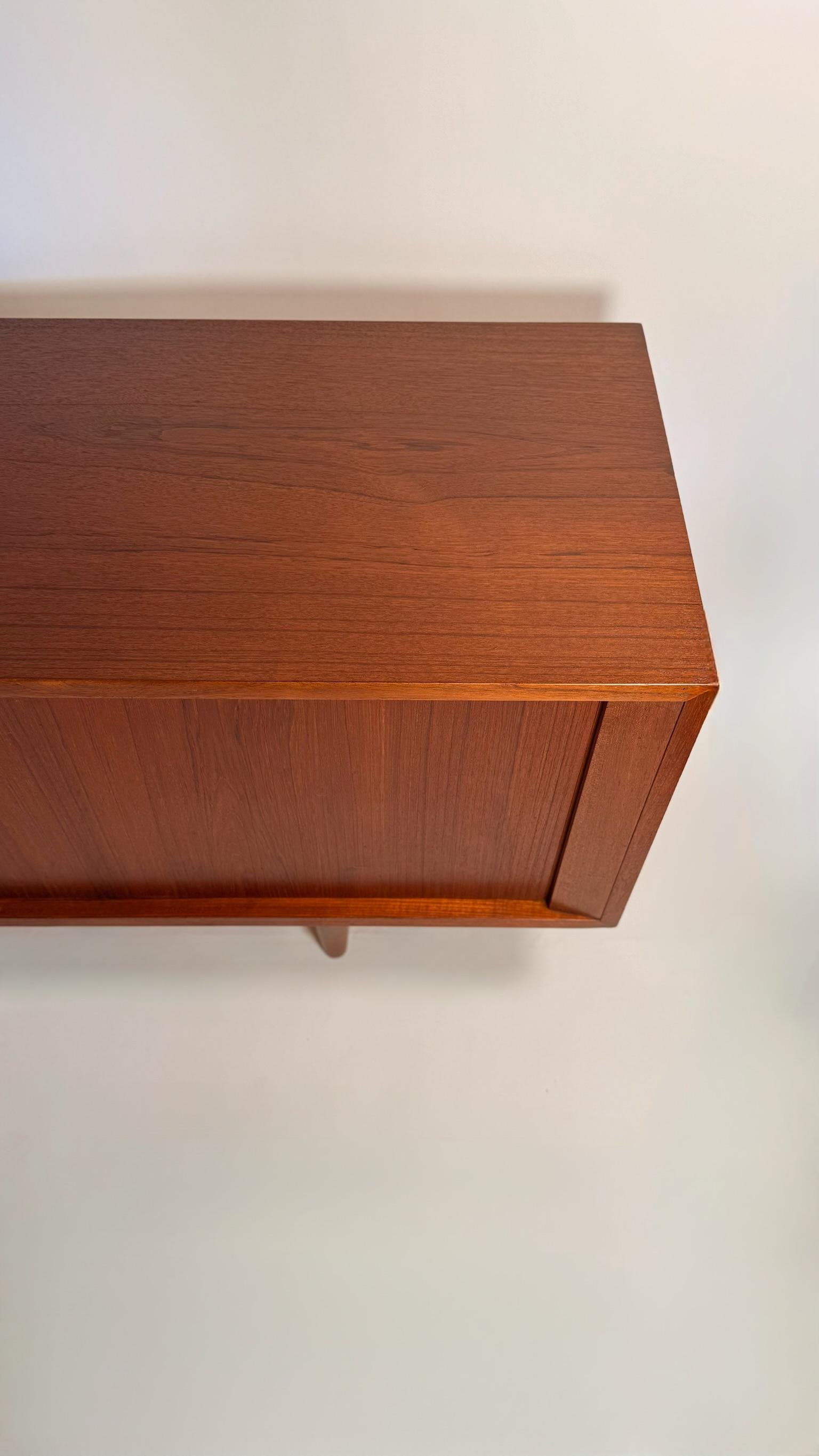 Credenza danesa de teca con puertas de persiana Poul Hundevad Danés en venta