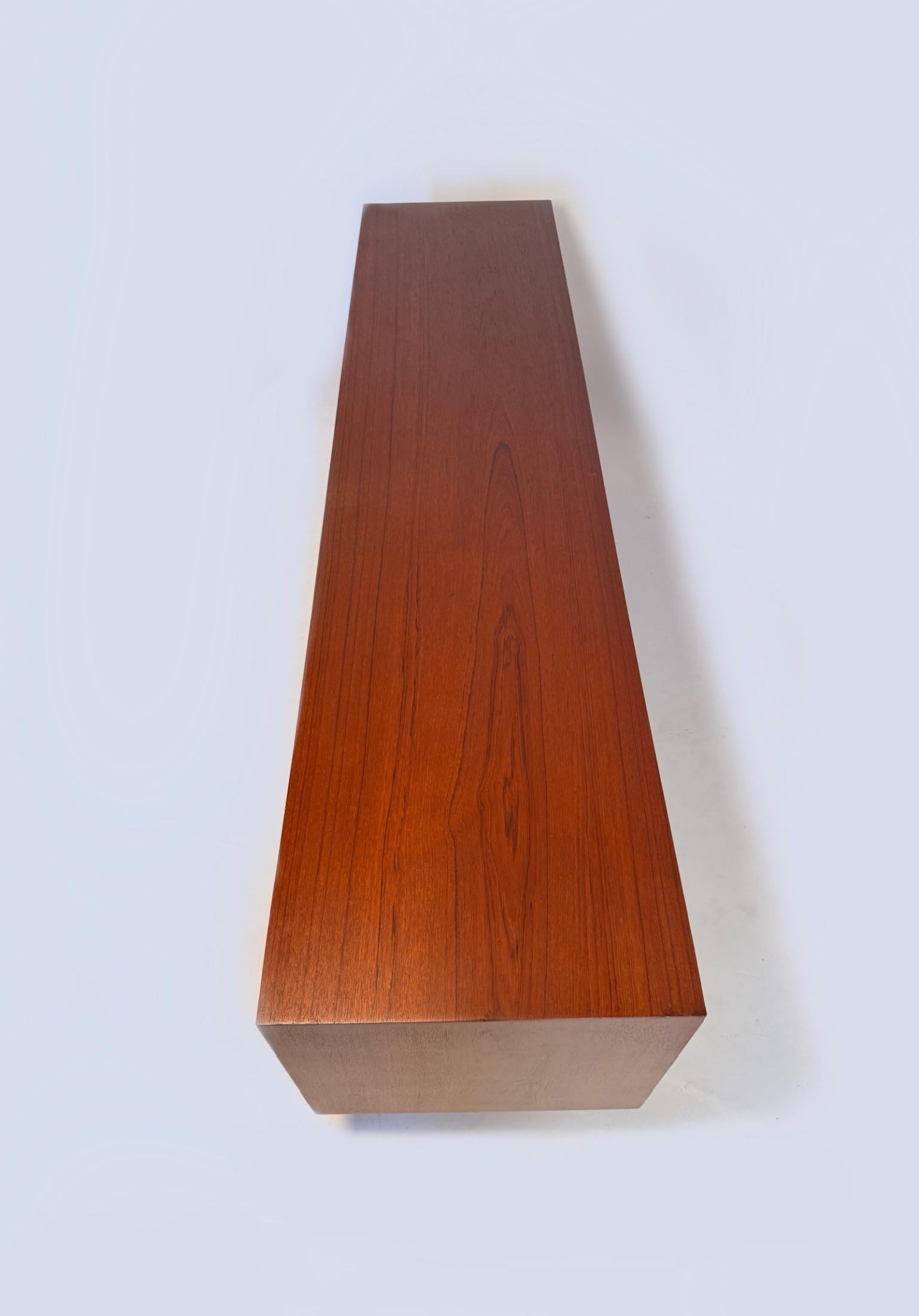 Credenza danesa de teca con puertas de persiana Poul Hundevad Lacado en venta