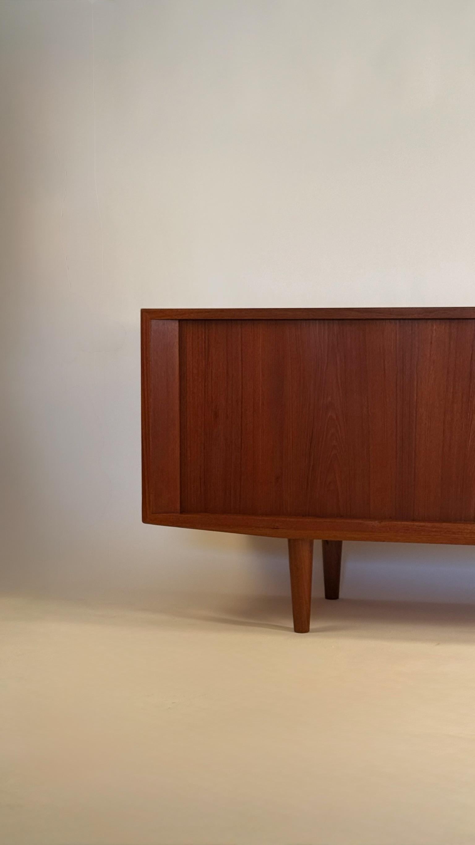 Credenza danesa de teca con puertas de persiana Poul Hundevad mediados del siglo XX en venta