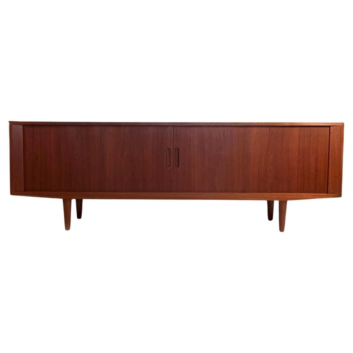 Credenza danesa de teca con puertas de persiana Poul Hundevad en venta