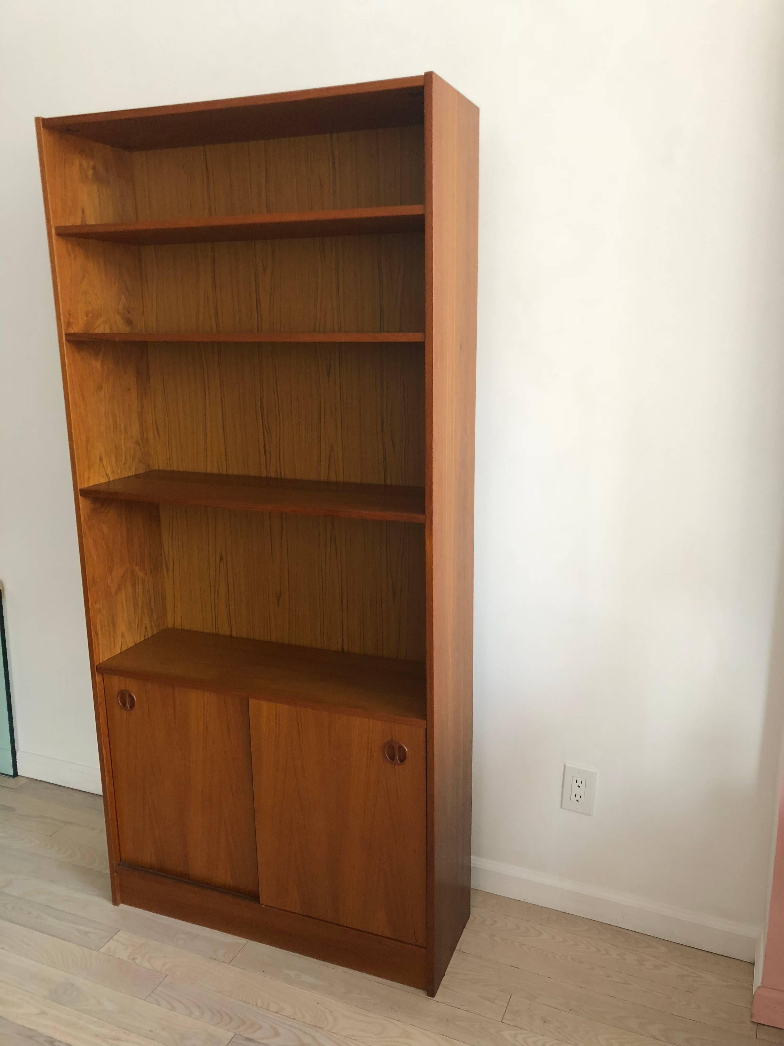 Poul Hundevad Danish Teak Midcentury Bookcase In Excellent Condition In Brooklyn, NY