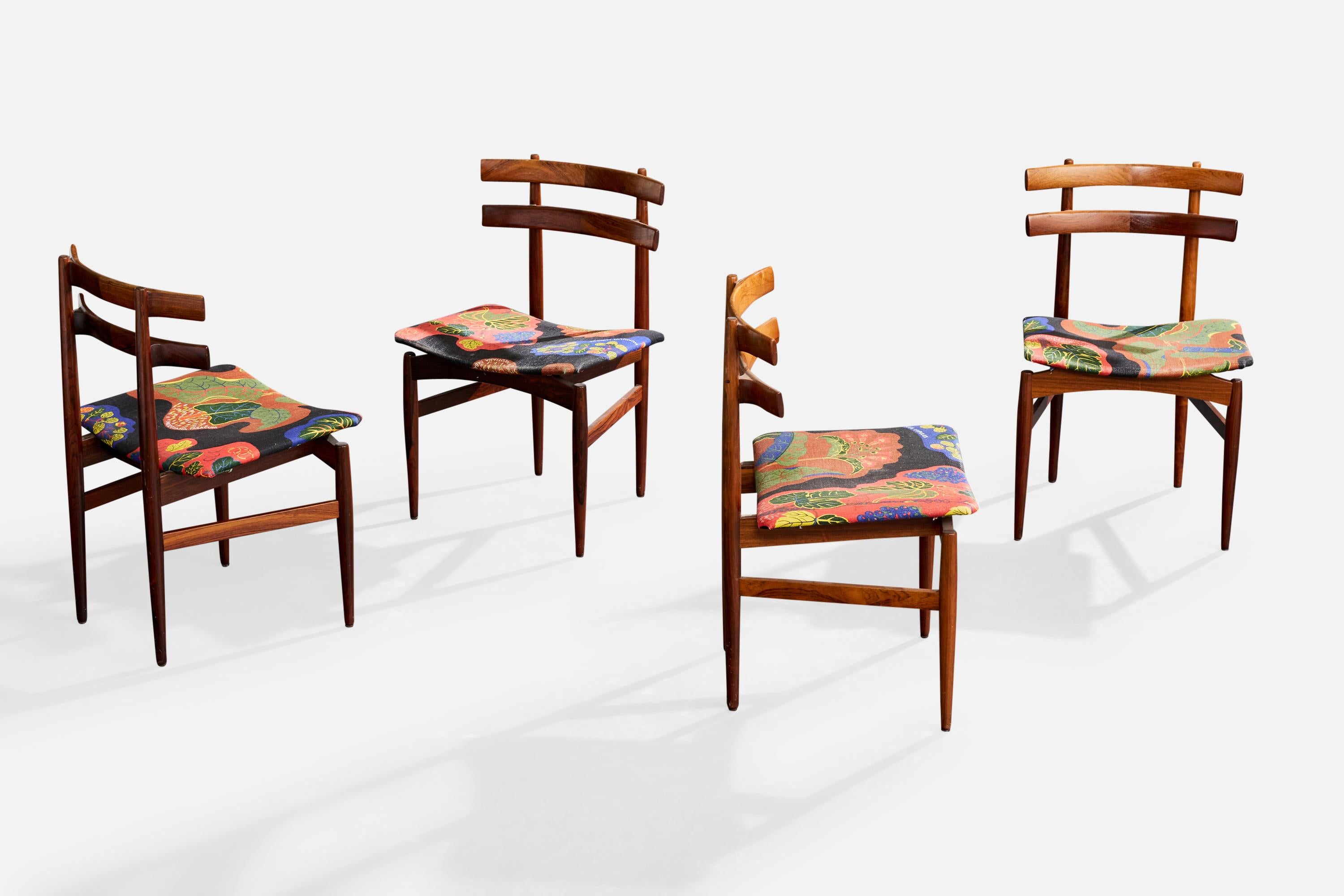 Ein Satz von vier Esszimmerstühlen oder Beistellstühlen aus Holz und mit Blumen bedrucktem Stoff, entworfen und hergestellt von Poul Hundevad, Dänemark, um 1960.

Vintage-Stoff in gutem Zustand, entworfen von Josef Frank.

Gesamtabmessungen (Zoll):