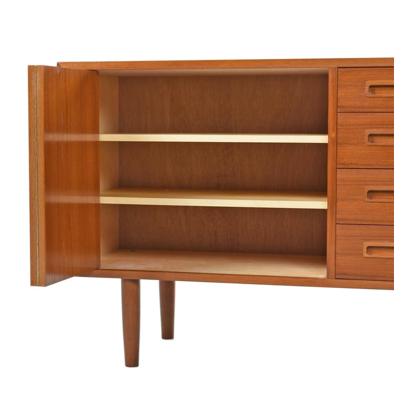 Poul Hundevad Folding Door Danish Modern Teak Credenza Sideboard In Excellent Condition In Chattanooga, TN