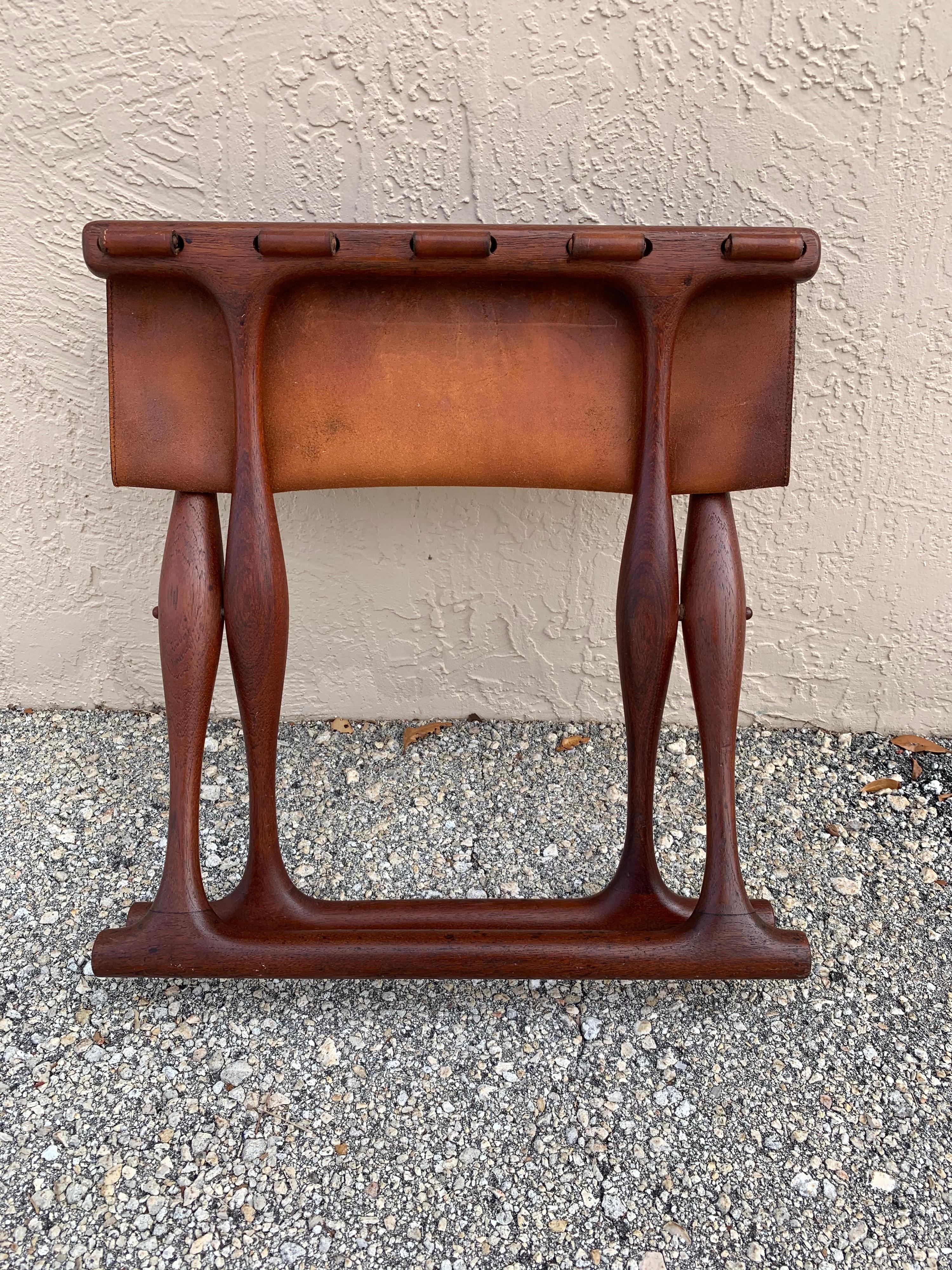 Poul Hundevad Folding Stool in Brown Leather and Teak In Good Condition In Boynton Beach, FL