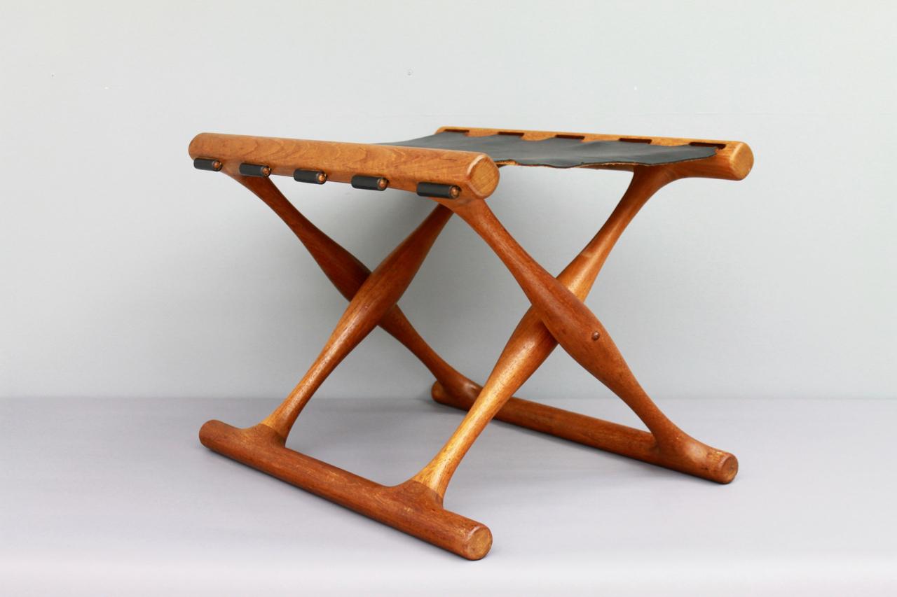 Folding stool by Poul Hundevad, PH 43. Solid teak and black leather.
Made in Denmark, circa, 1950s.
Very good condition with nice patina.

Worldwide shipping.