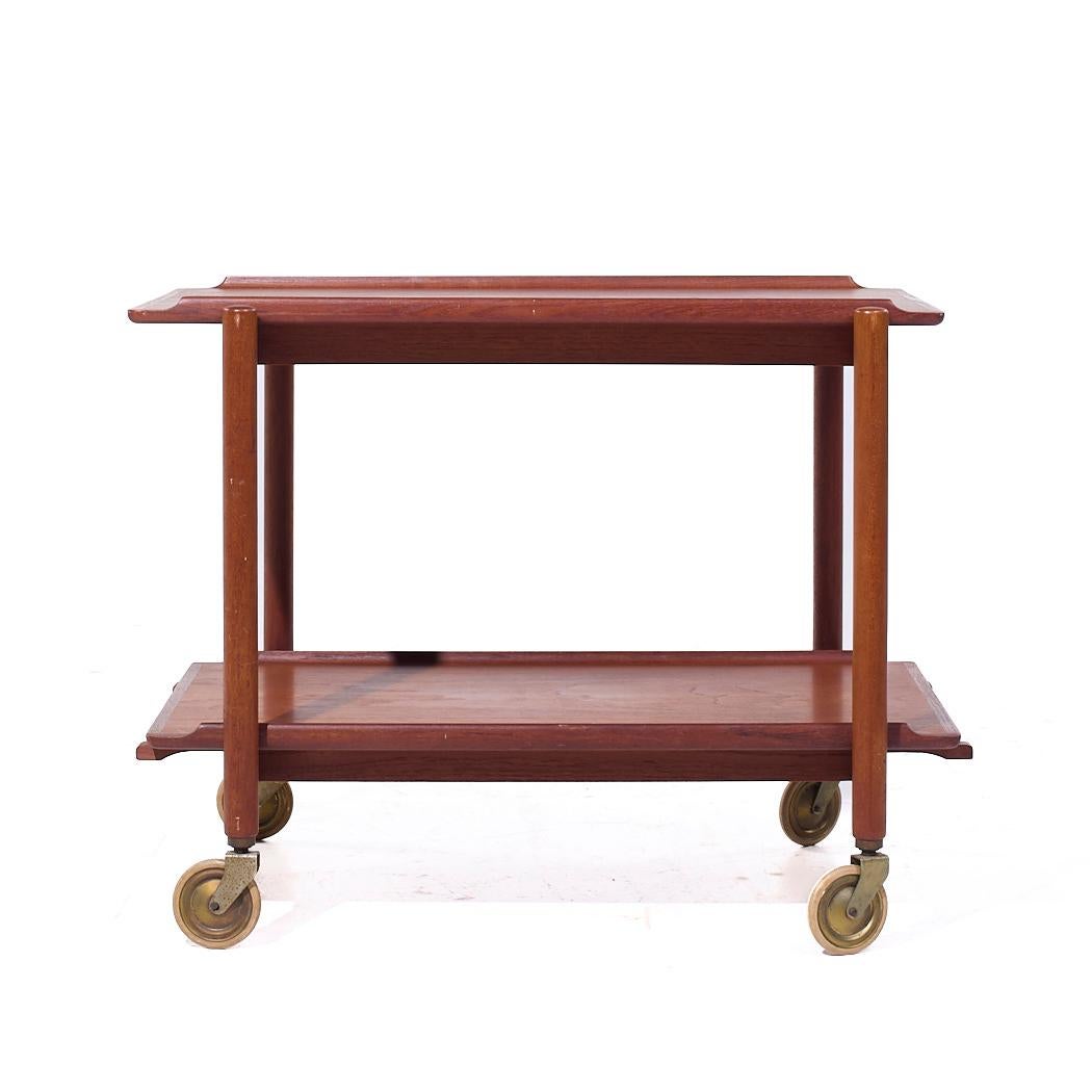 Poul Hundevad pour Domus Chariot de bar extensible en teck danois du milieu du siècle

Ce chariot de bar mesure : 29.5 de large x 20 de profond x 23.5 de haut
Lorsqu'il est déployé, ce chariot a une largeur de 59,25 pouces.

Nous prenons nos photos