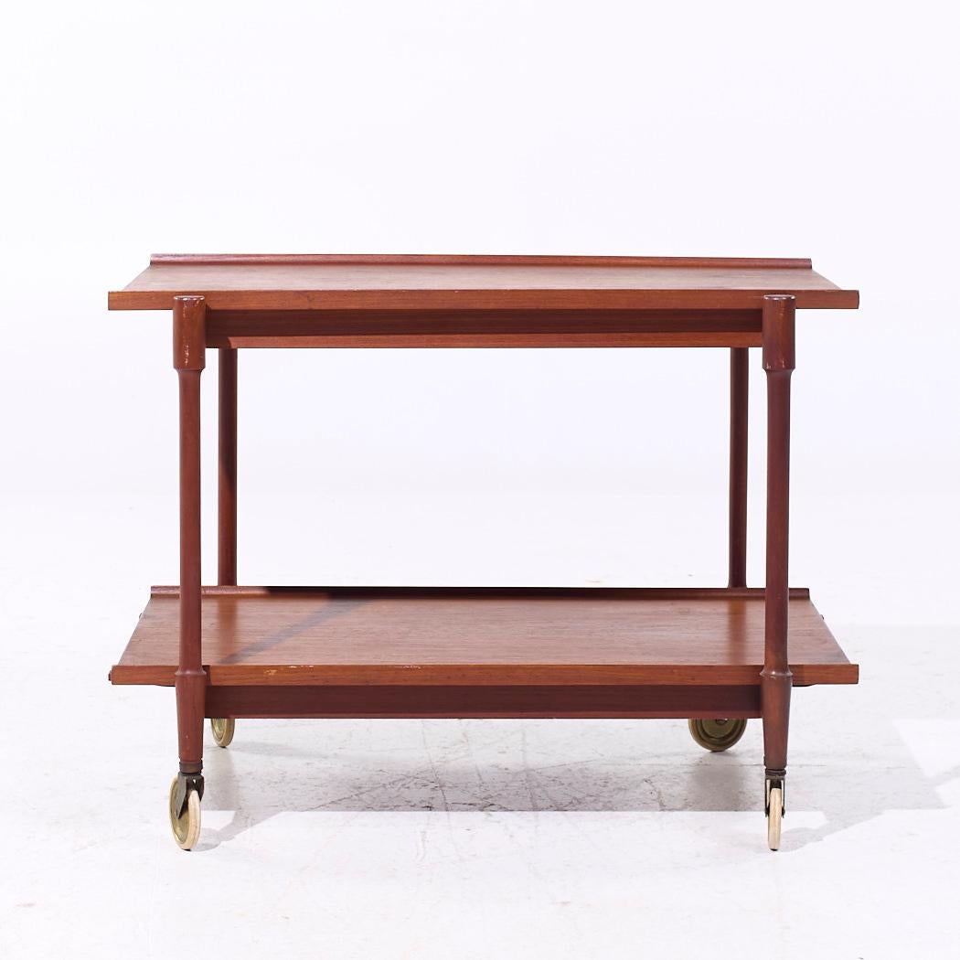 Poul Hundevad für Domus Mid Century Danish Barwagen aus Teakholz, erweiterbar

Dieser Barwagen misst: 31,5 breit x 21 tief x 24 hoch, ausgezogen ist die Breite 63 Zoll

Wir machen unsere Fotos in einem Studio mit kontrollierter Beleuchtung, um so