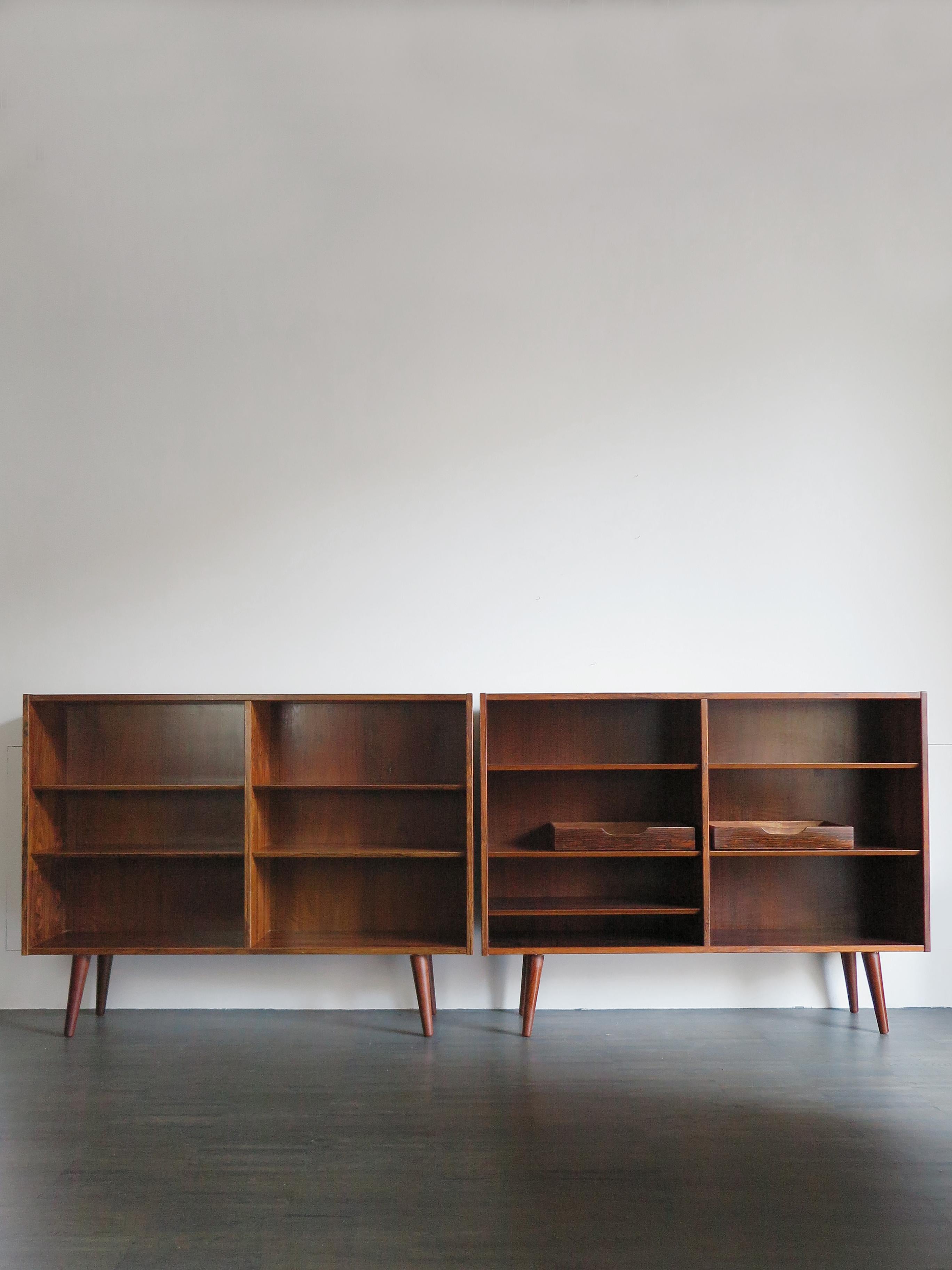Midcentury modern design scandinavian darkwood set of two bookcases designed by Poul Hundevad and produced by Hundevad & Co. in the 1960s, variable height position of shelves and two freely movable storage boxes, Denmark 1960s

Please note that