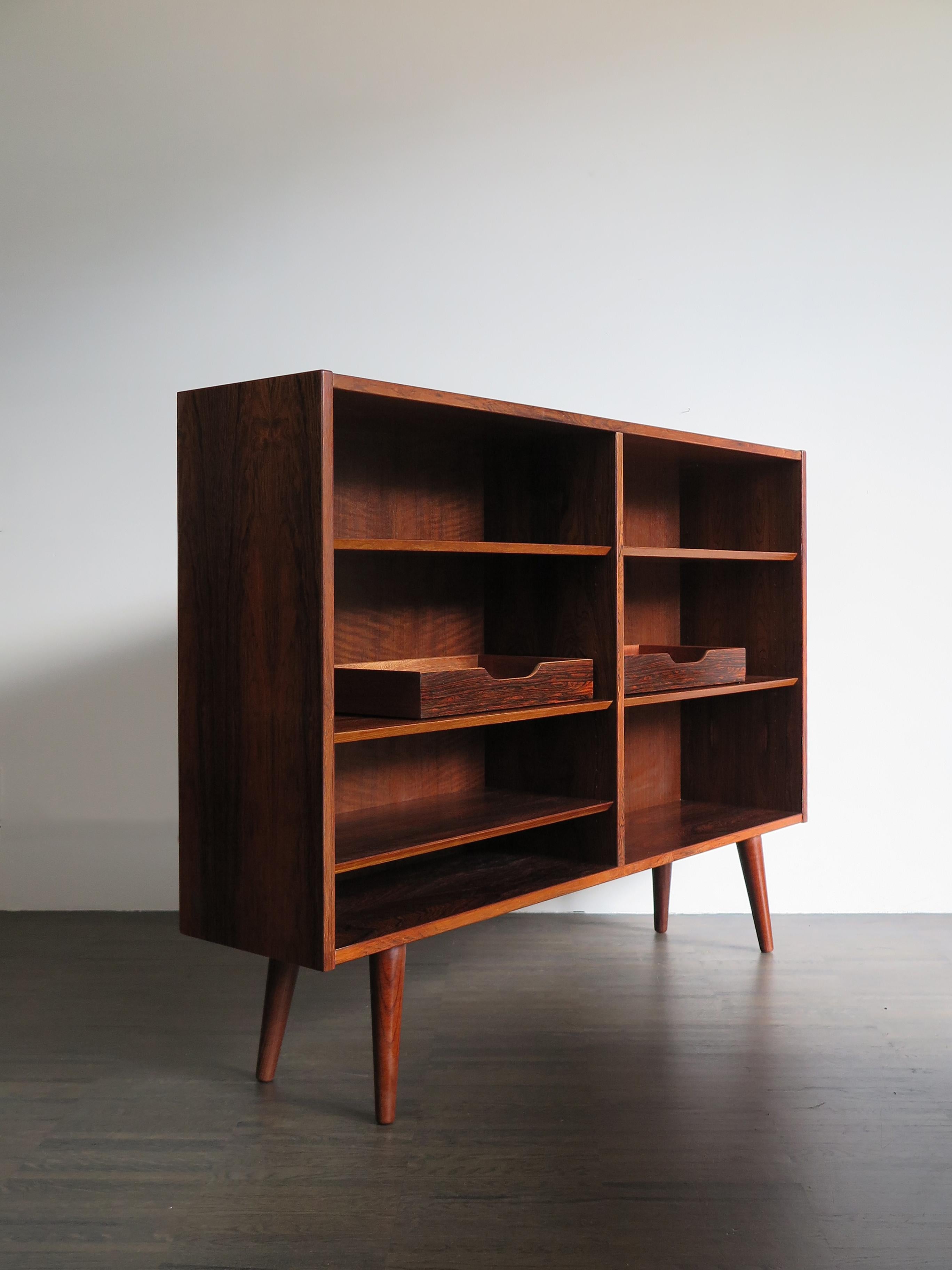 Mid-Century Modern design scandinavian darkwood bookcase designed by Poul Hundevad and produced by Hundevad Møbelfabrik in the 1960s, variable height position of shelves and two freely movable storage boxes, Denmark 1960s

Please note that the