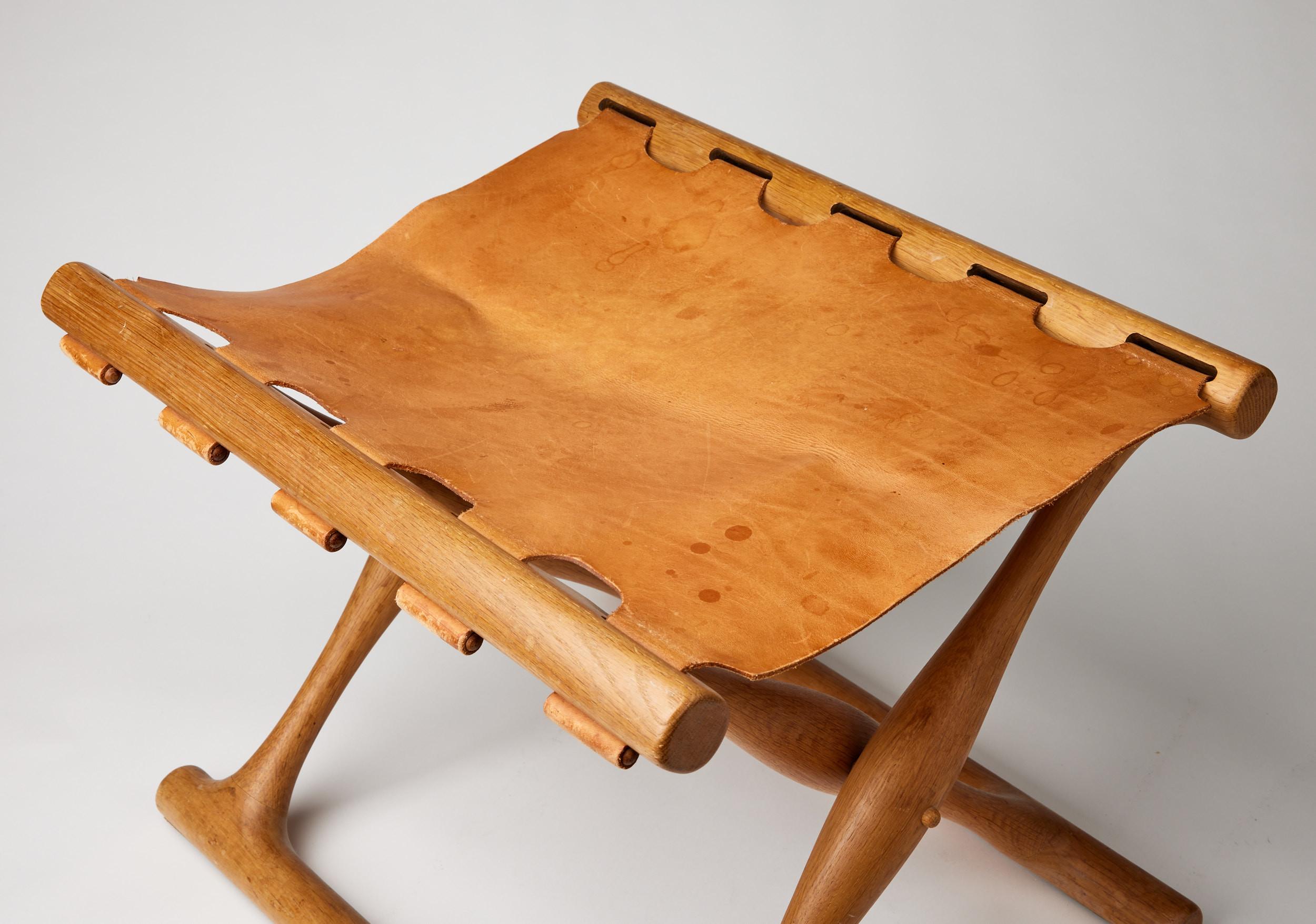 Mid-20th Century Poul Hundevad, “Guldhøj” Folding Stool, Oak, Natural Leather, 1960s, Denmark For Sale