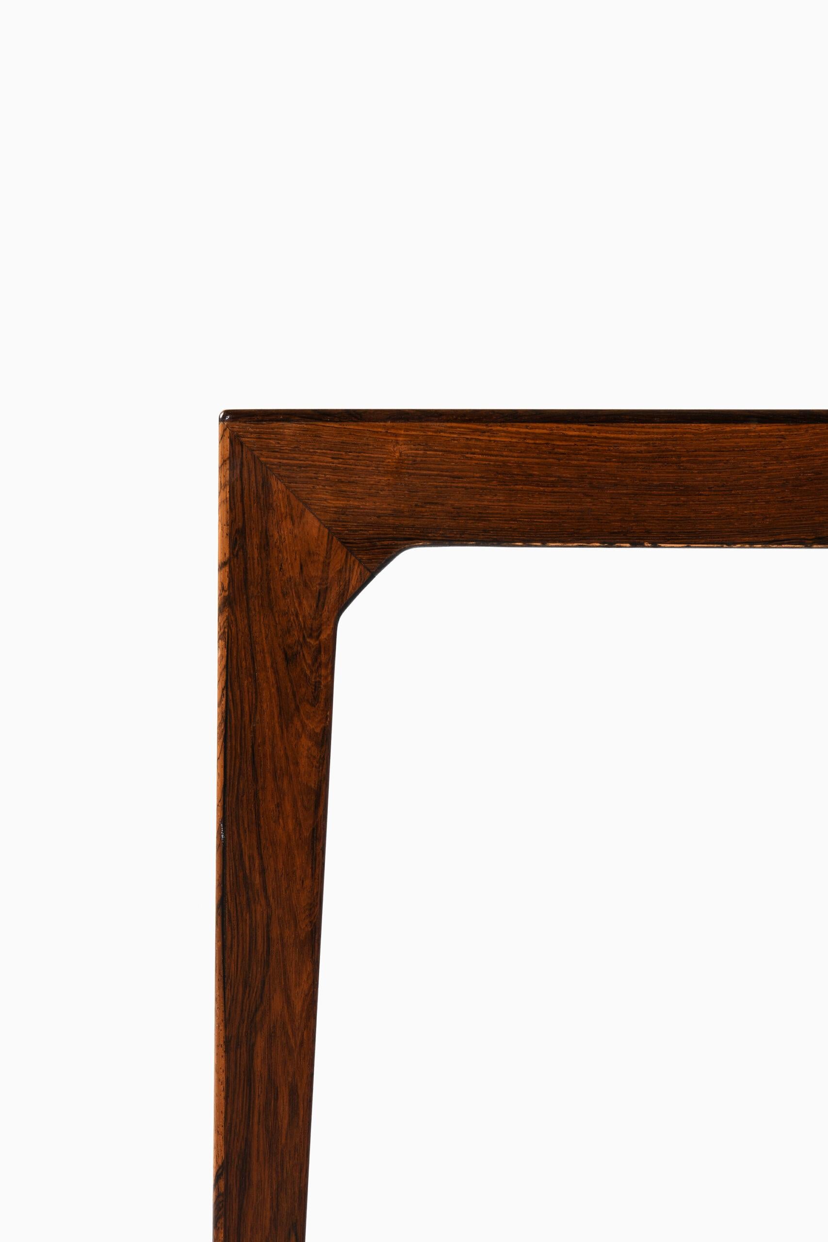 Rare table à manger / table de travail conçue par Poul Hundevad & Kai Winding. Produit par Poul Hundevad & Co au Danemark. Les rallonges peuvent être rangées sous la table. 
Largeur : 140 ( 238 ) cm.