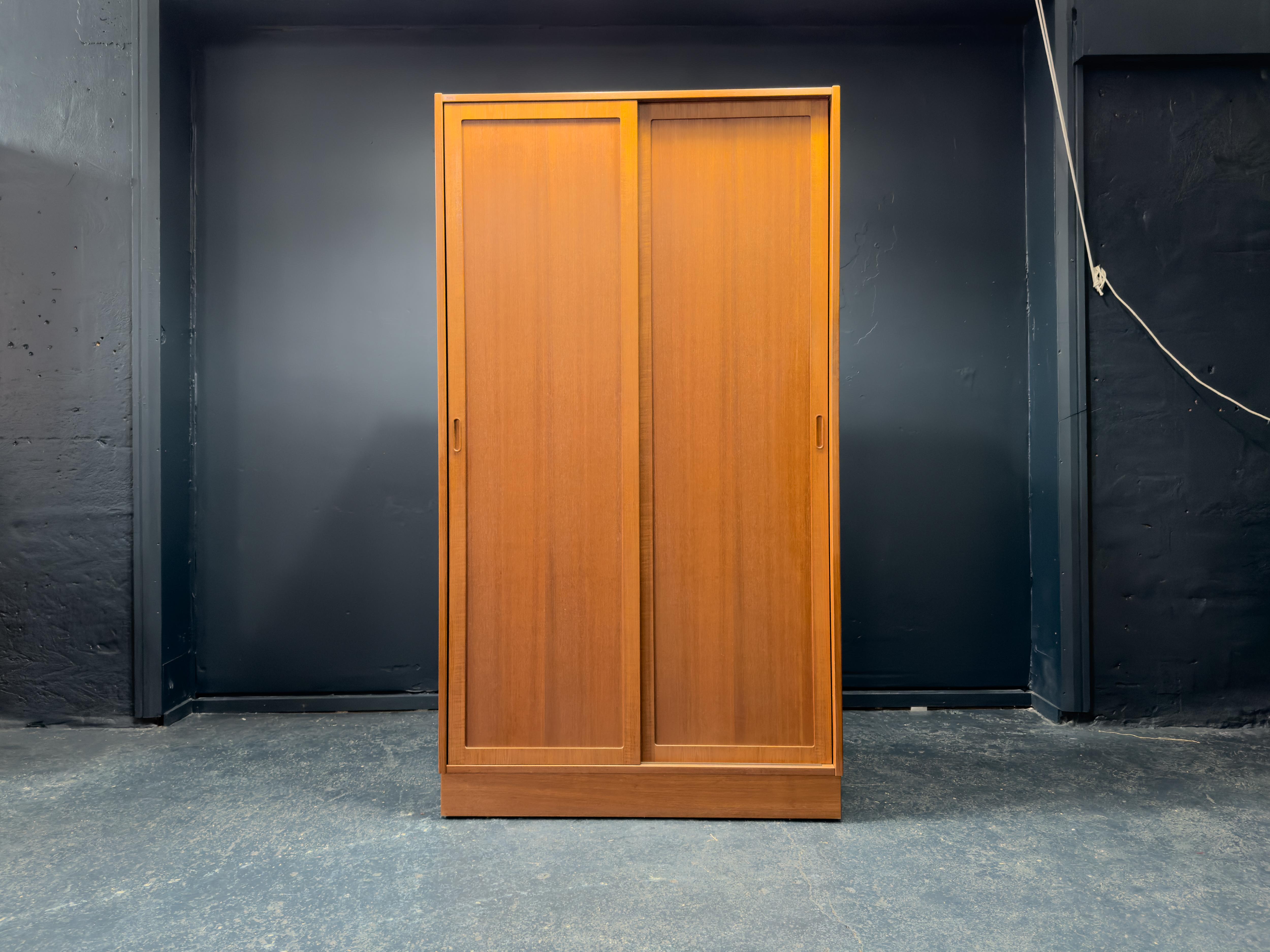 Conçue et fabriquée par le designer danois Poul Hundevad, cette armoire en teck est une merveilleuse pièce de mobilier du milieu du siècle.

Avec sa taille impressionnante et son magnifique cadre en teck, cette pièce est à la fois pratique et belle.