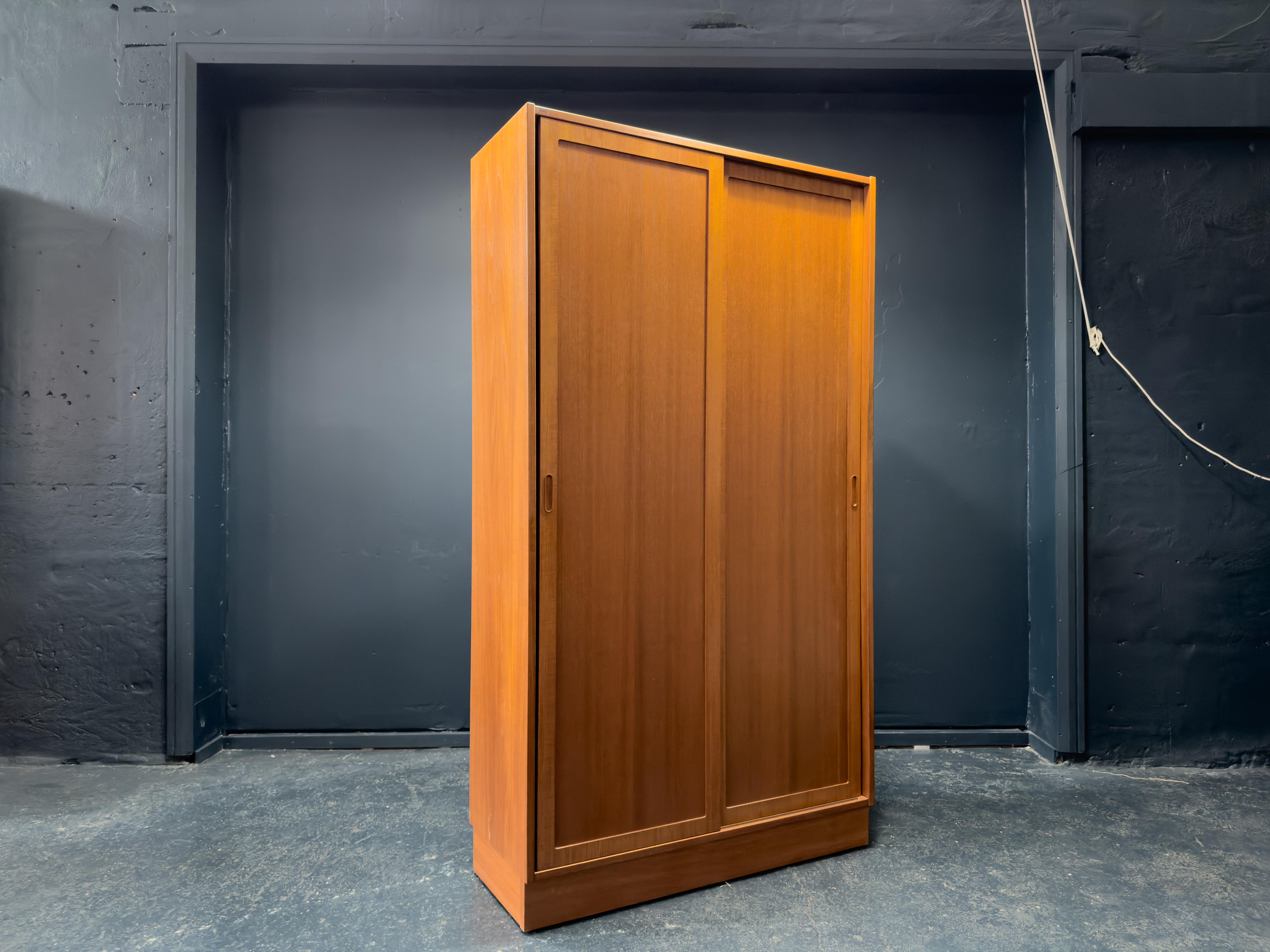 Mid-Century Modern Grande armoire en teck Poul Hundevad en vente