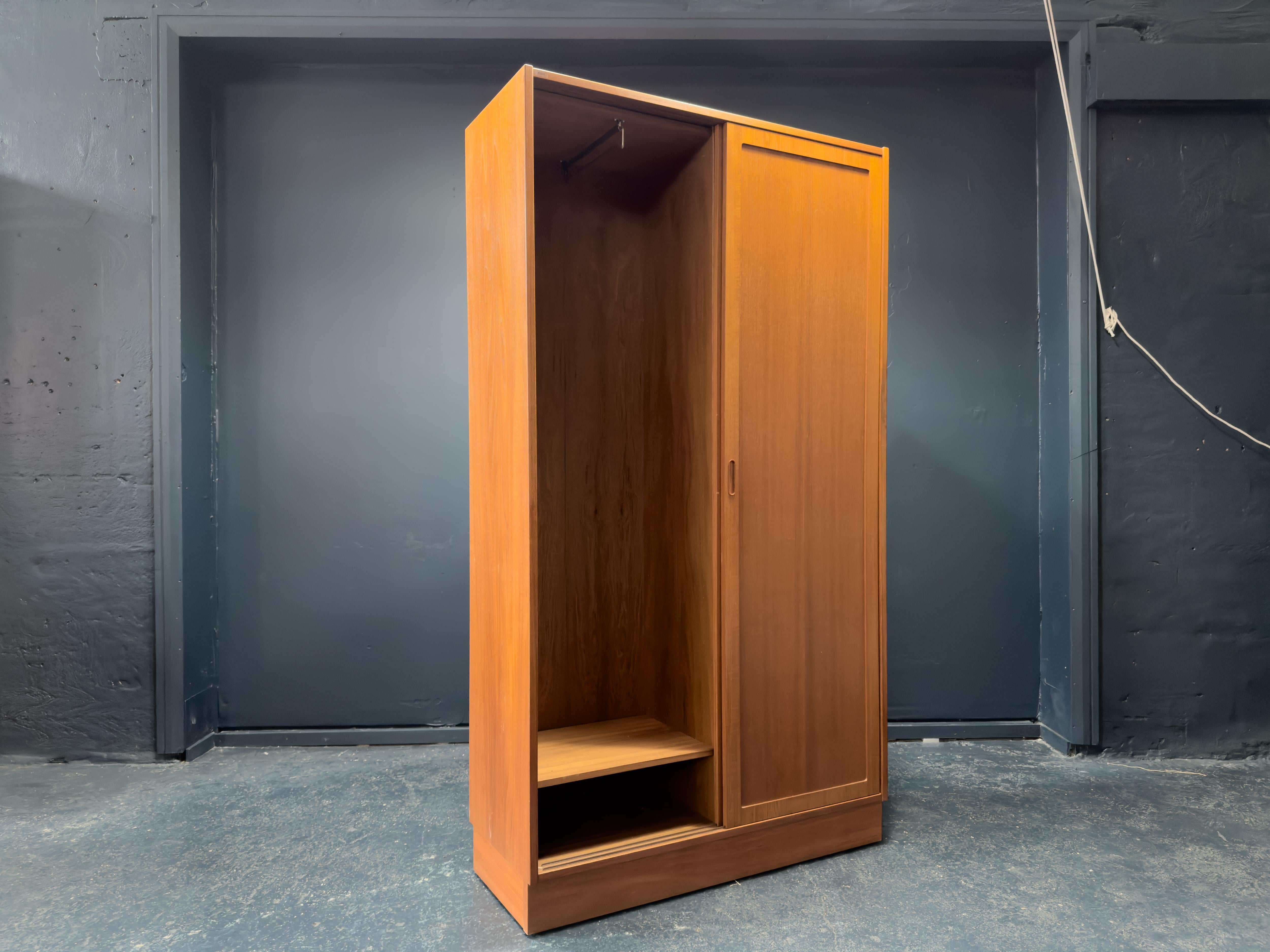 Danois Grande armoire en teck Poul Hundevad en vente