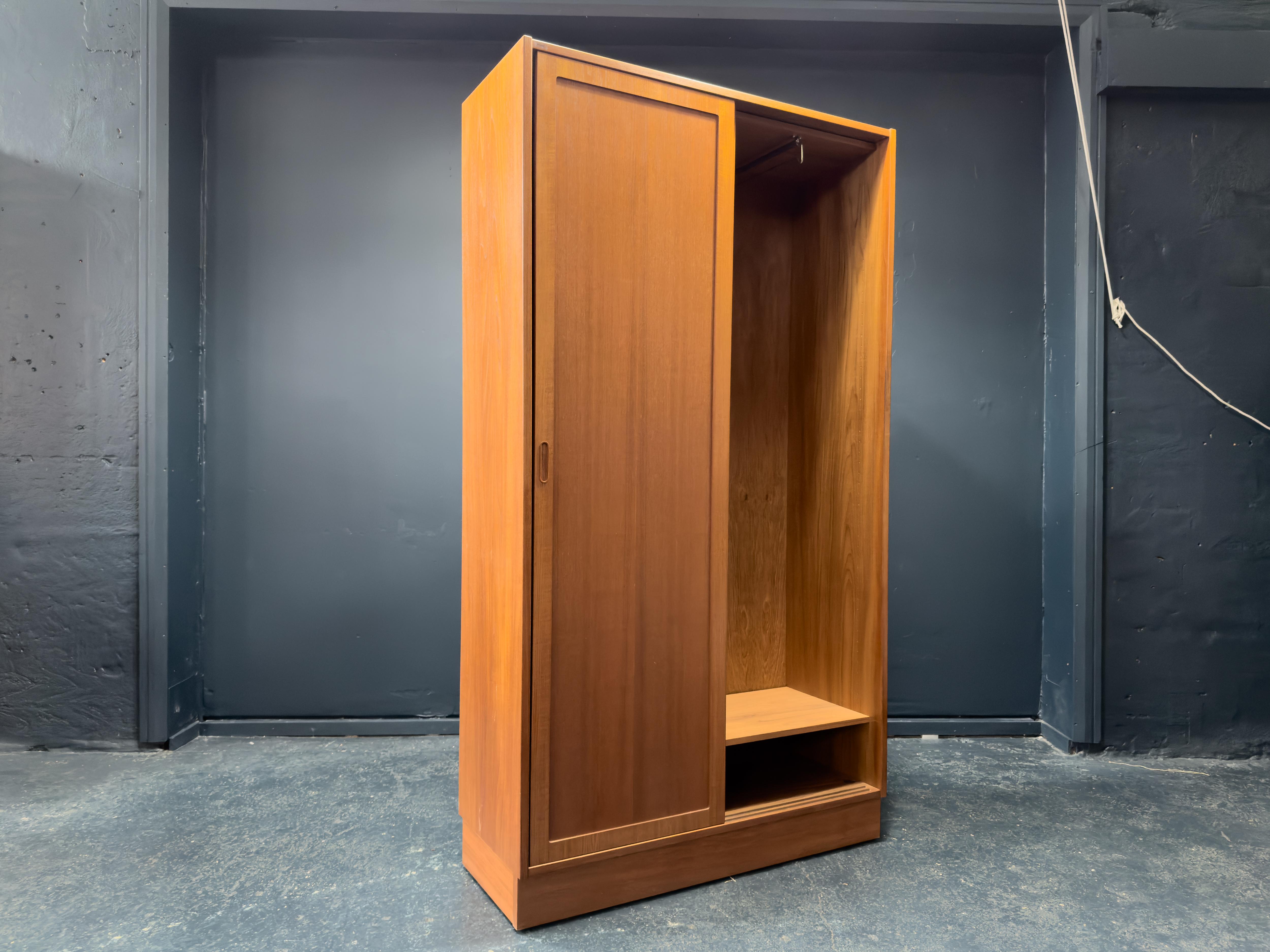 Grande armoire en teck Poul Hundevad Bon état - En vente à London, GB