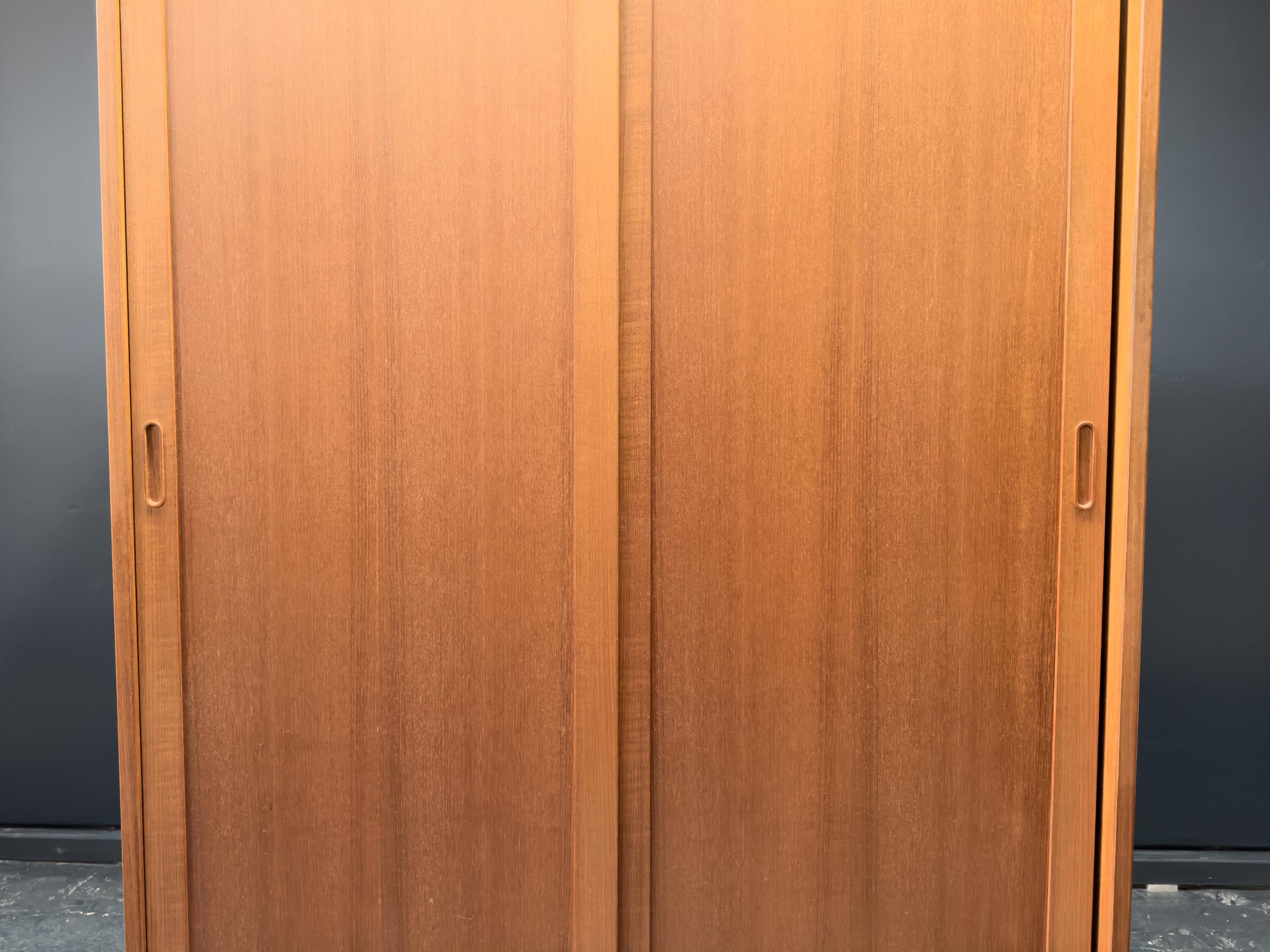 Grande armoire en teck Poul Hundevad en vente 1