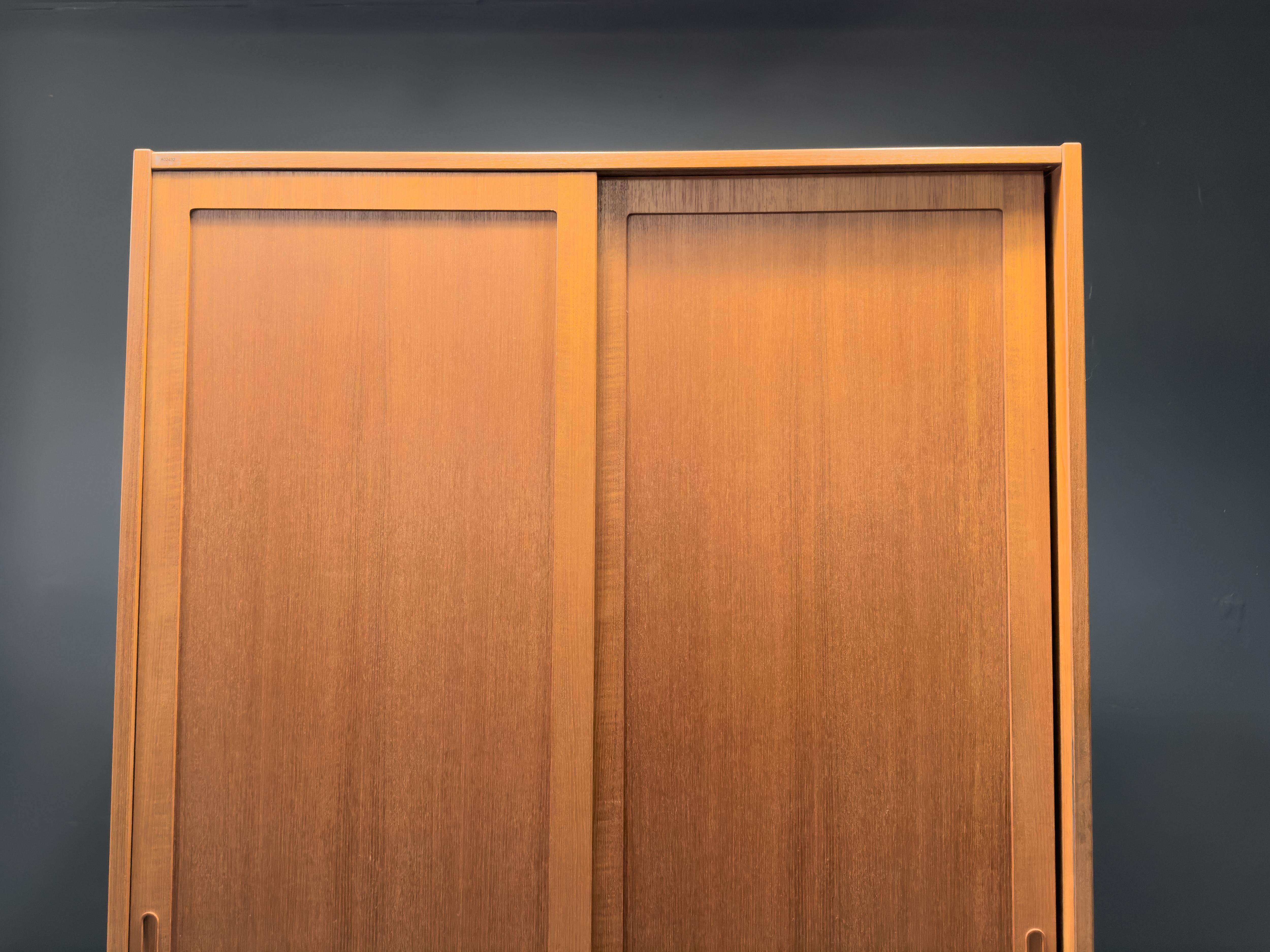 Grande armoire en teck Poul Hundevad en vente 2