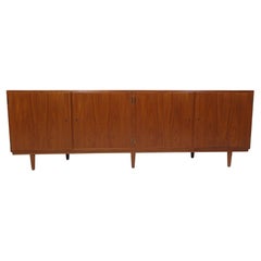 Aparador Credenza danés de teca de mediados de siglo Poul Hundevad