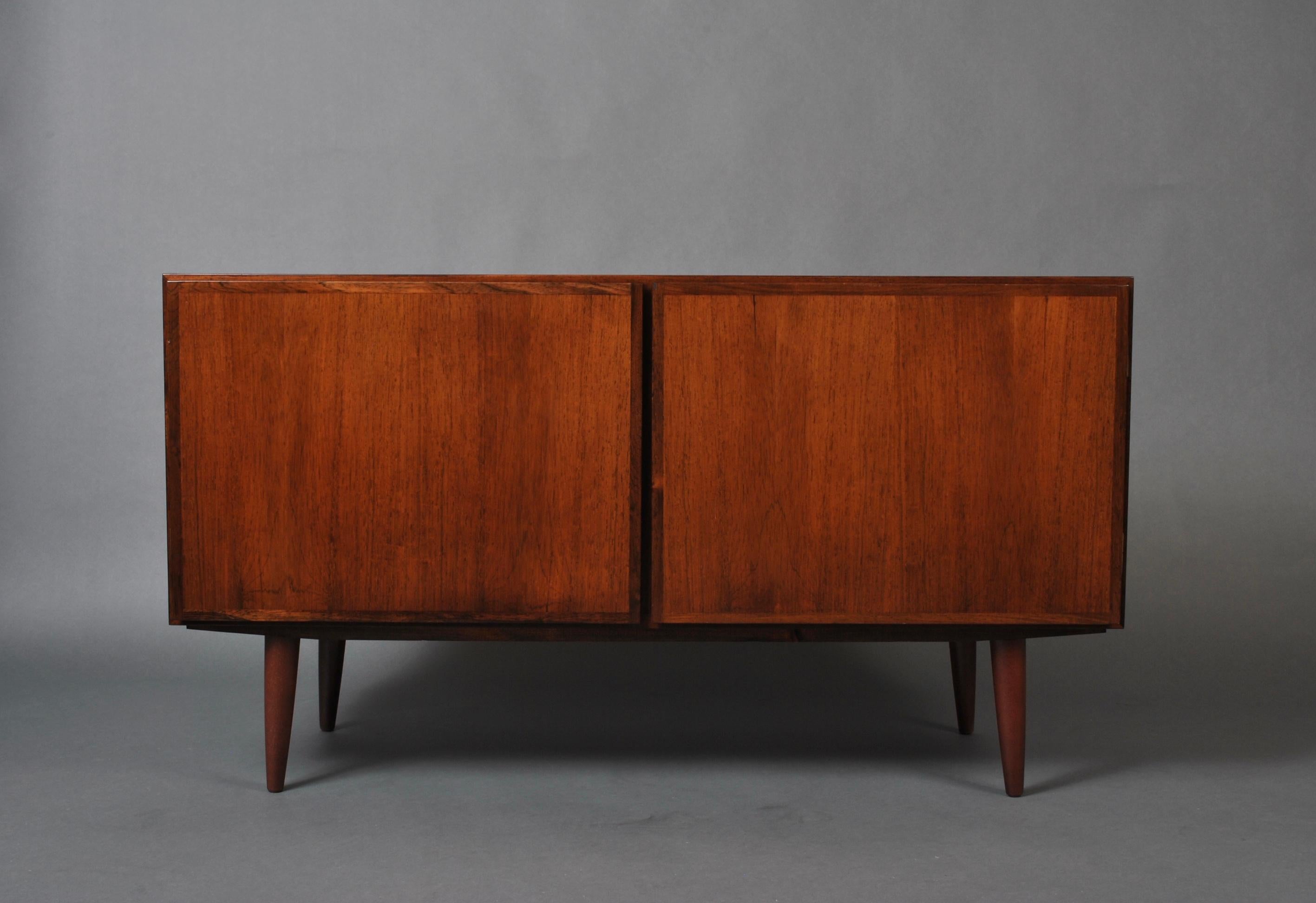 A mid-sized Danish midcentury credenza, sideboard by Poul Hundevad.
One adjustable shelf to each side of the interior. Produced in Denmark, circa 1960.