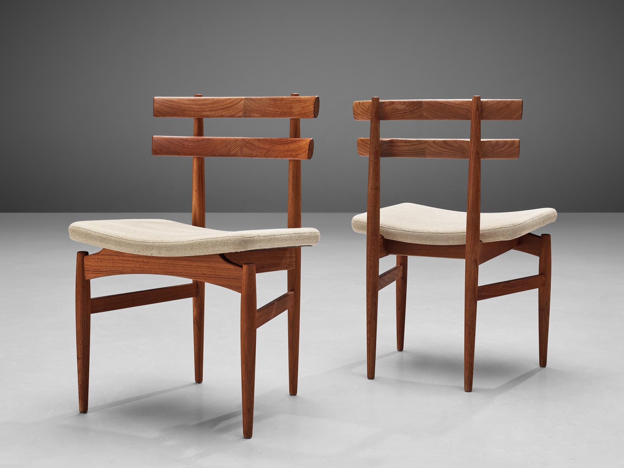 Poul Hundevad, pair of dining chairs model '30', teak, fabric, Denmark, 1960s

Pair of dining room chairs in teak and beige fabric upholstery designed by Poul Hundevad. These chairs have a beautiful architectural design, characteristic as