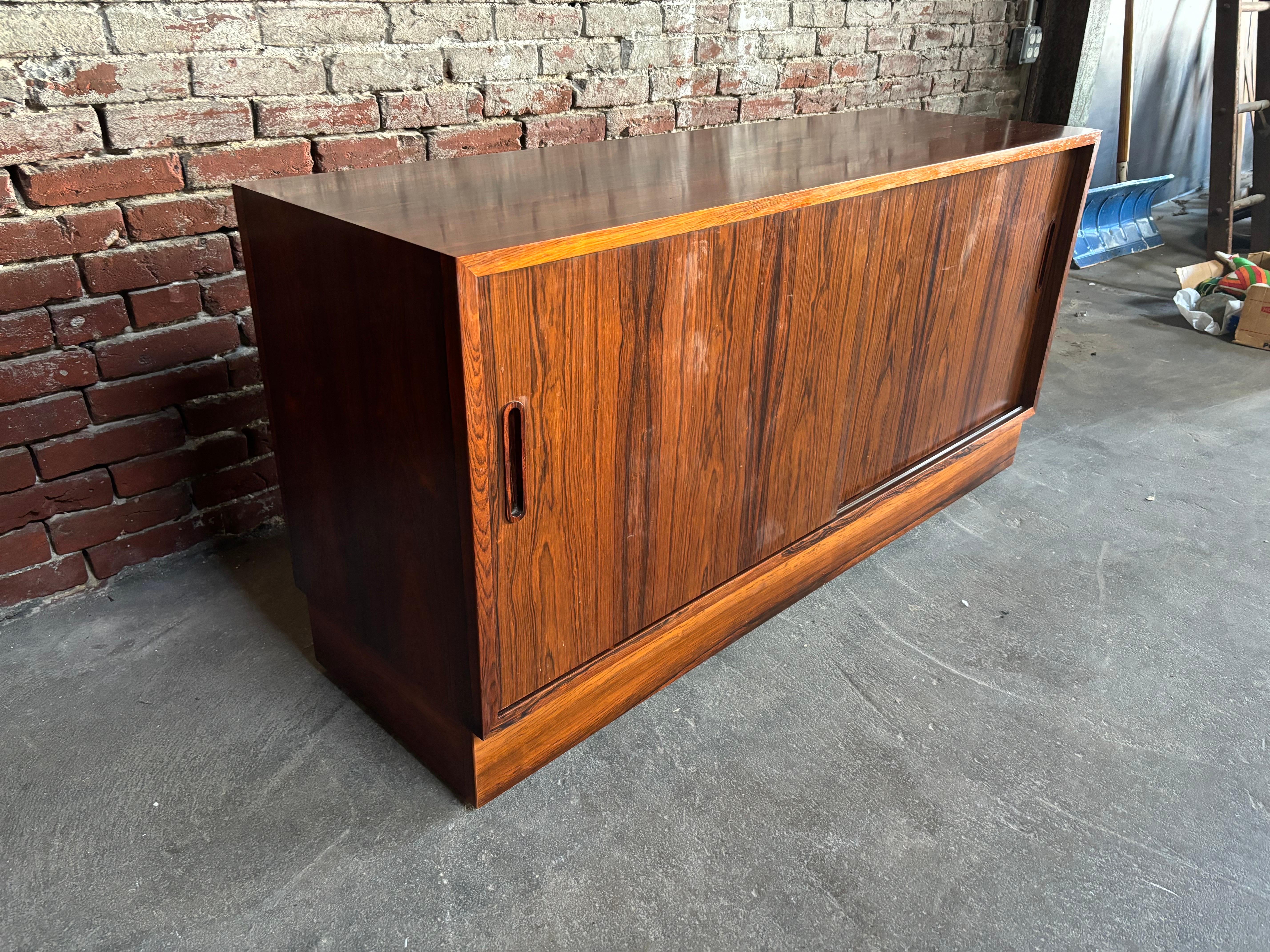 Credenza de palisandro Poul Hundevad Escandinavo moderno en venta