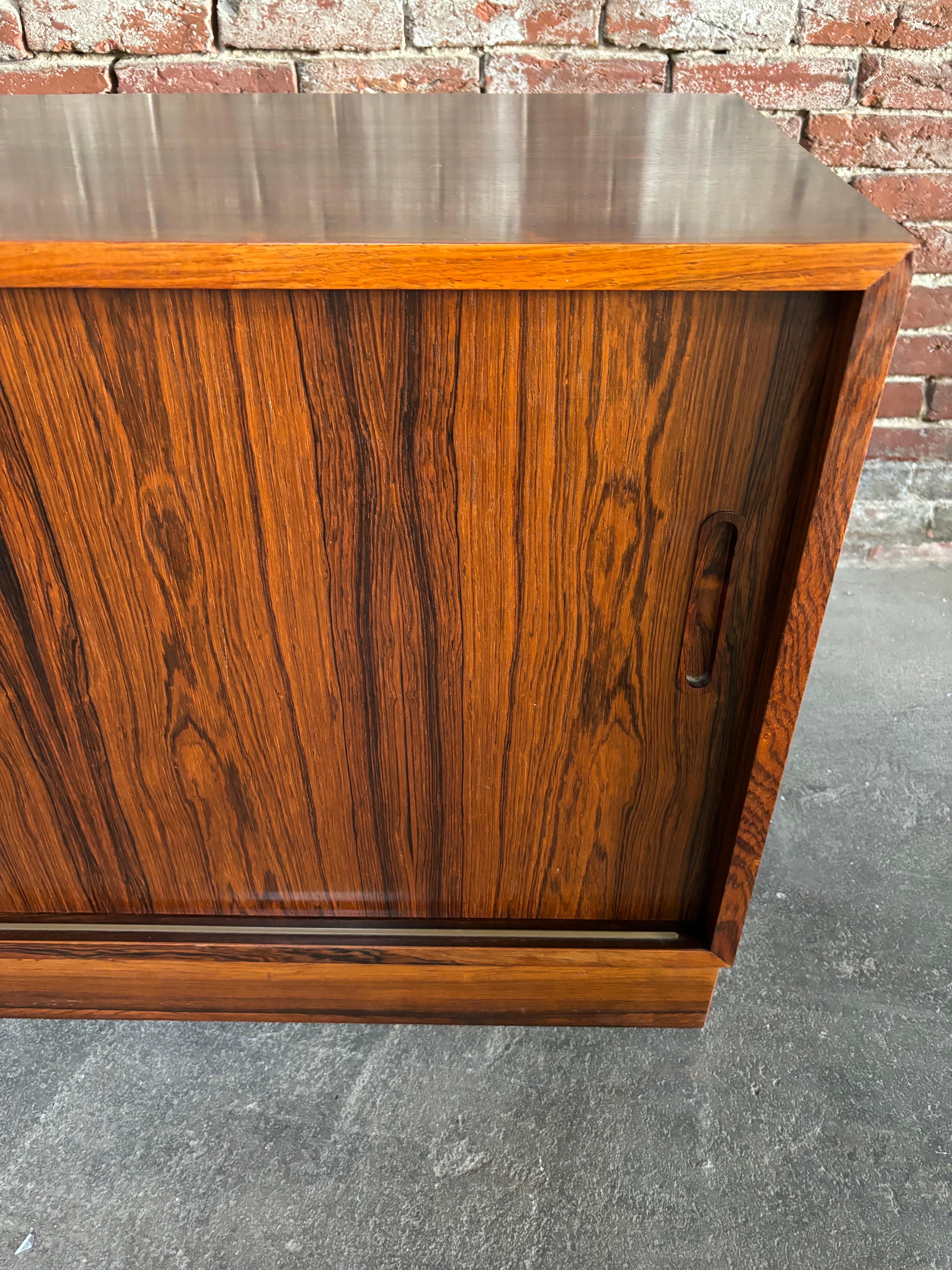 Credenza de palisandro Poul Hundevad mediados del siglo XX en venta