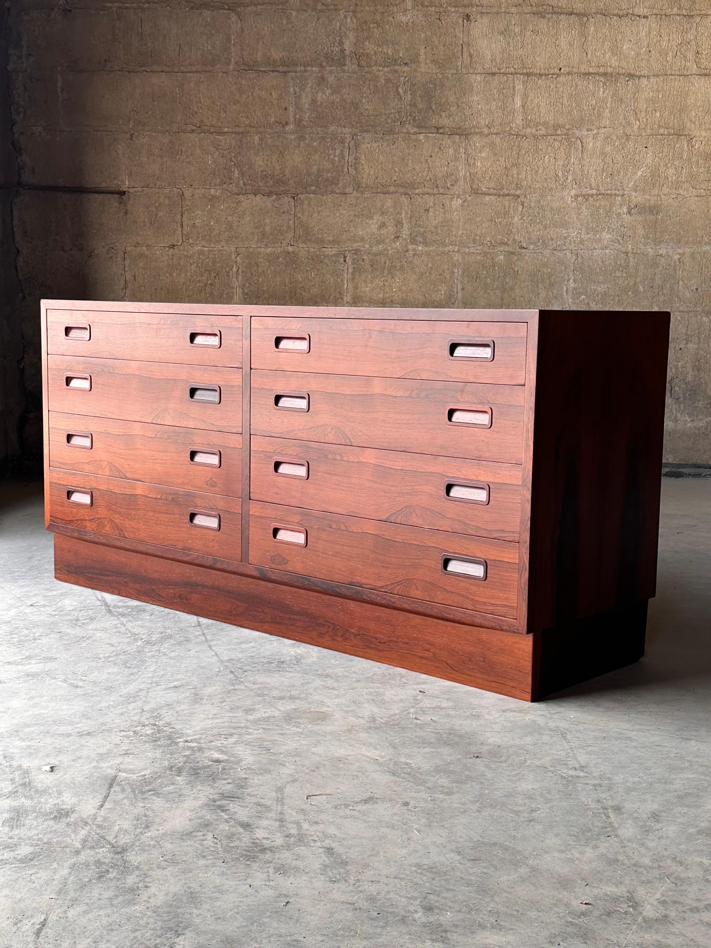 A stunning mid century dresser by Poul Hundevad in bookmatched rosewood. Dovetailed drawers open with recessed handles.