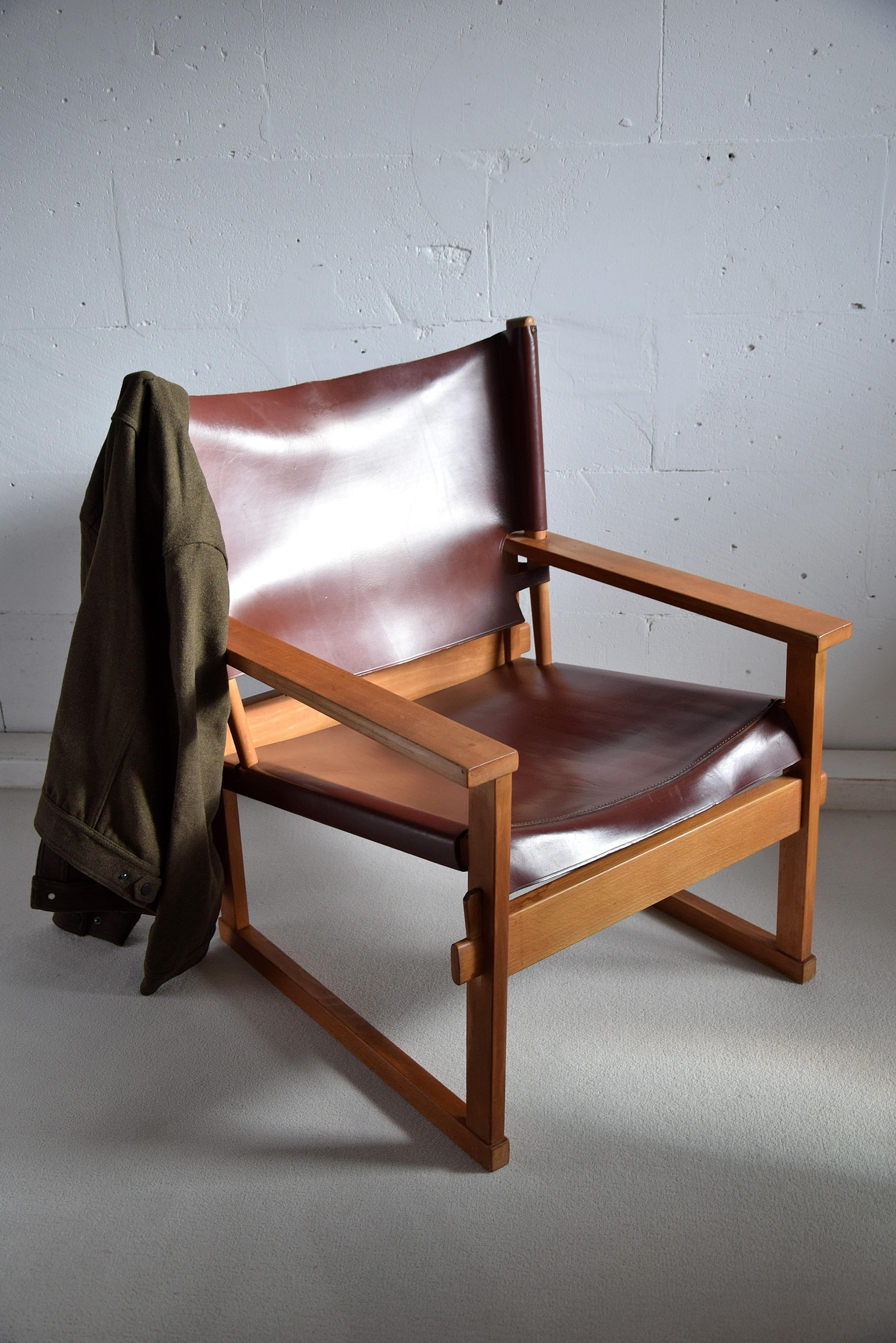 Rare and stylish Safari armchair designed by Poul Hundevad for Vamdrup Denmark, 1950. This solid Oak chair comes with it's original natural leather seat and back. The leather is in great condition as can be seen in the images. Seating height is 45