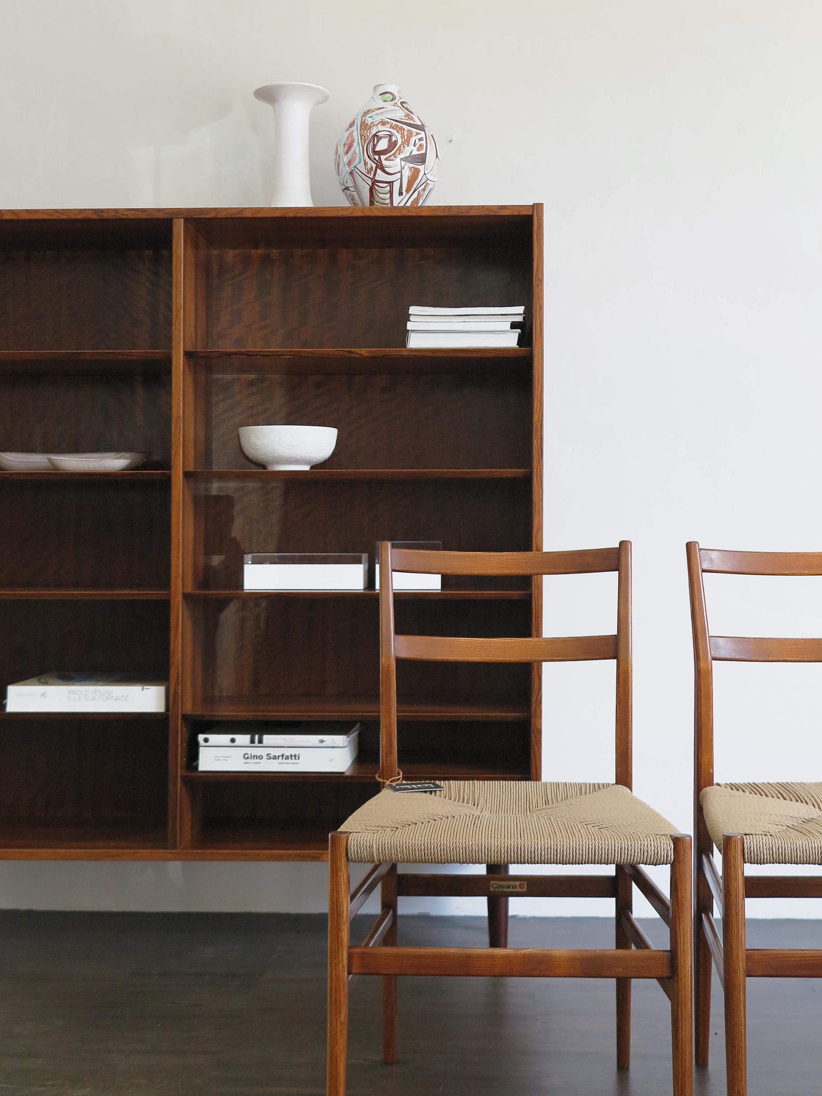 bücherregal dunkel holz